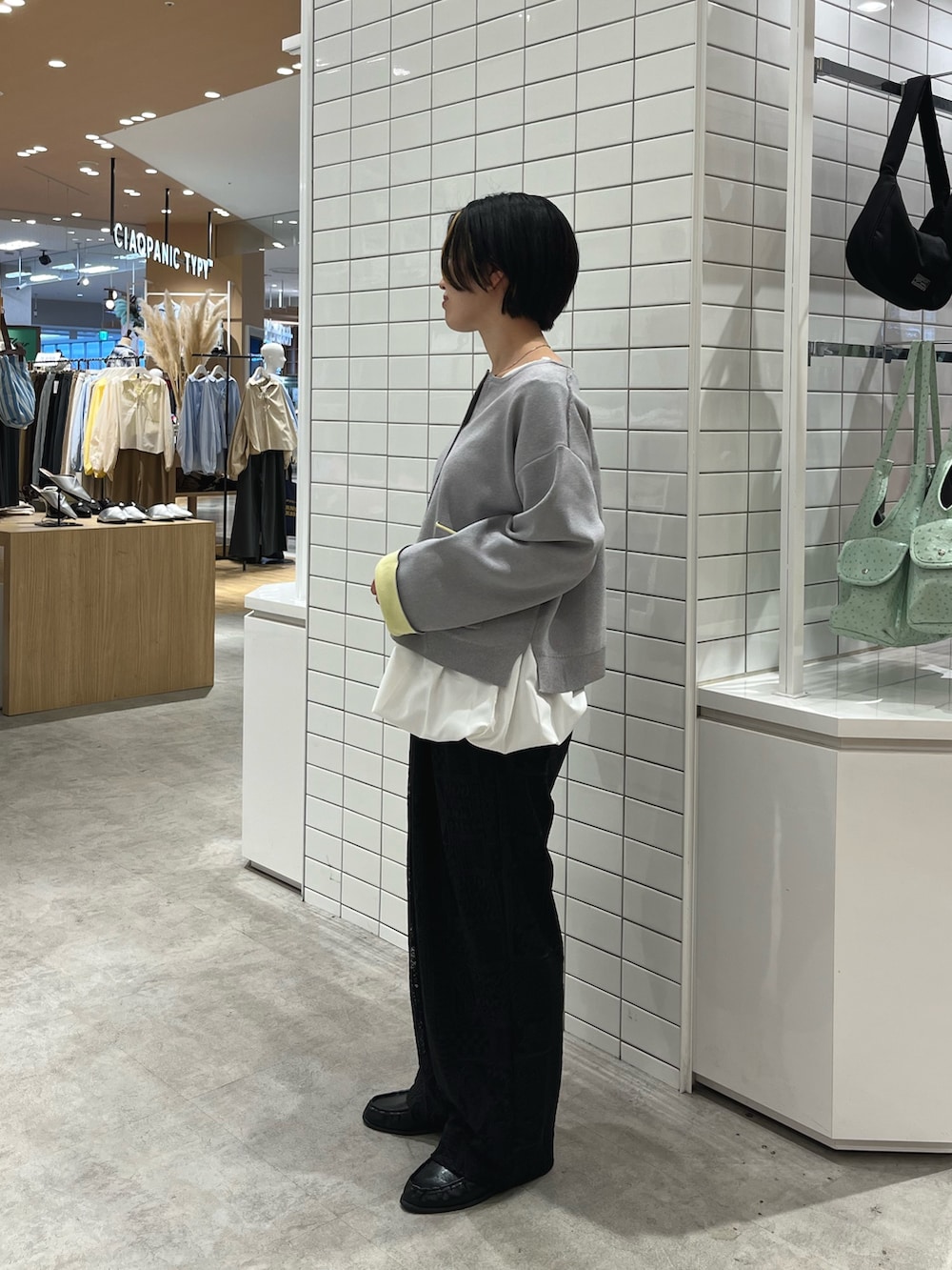 ホワイト系のTシャツ/カットソー、グレー系のカーディガン/ボレロ、ブラック系のその他パンツを着用したレディースの春コーディネートの3枚目の写真