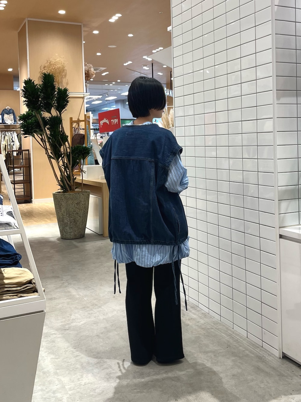 ブルー系のシャツ/ブラウス、ブルー系のデニムジャケット、ブラック系のその他パンツを着用したレディースの春コーディネートの4枚目の写真