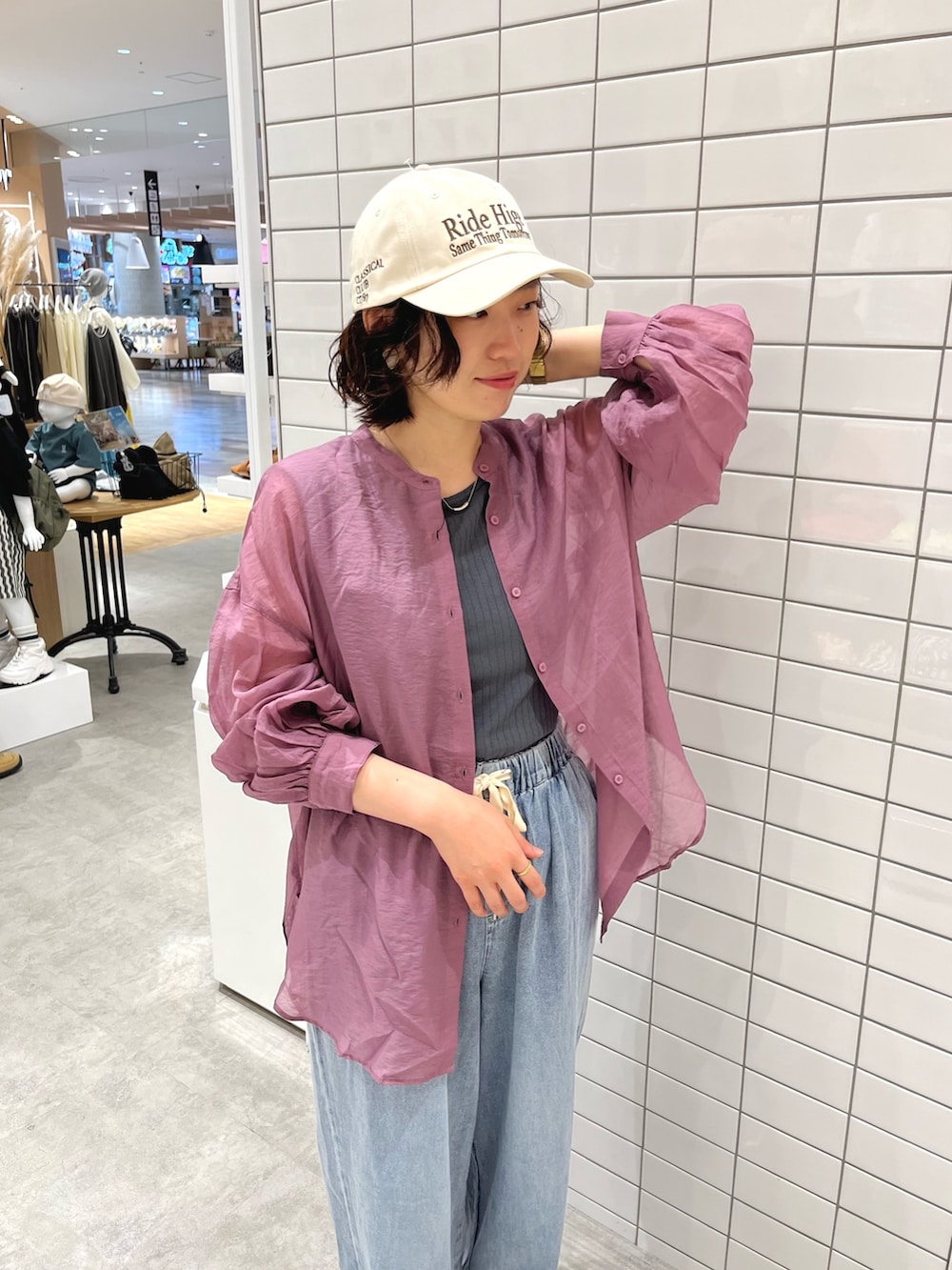 ブルー系のデニムパンツ、シルバー系のサンダル、グレー系のタンクトップを着用したレディースの春コーディネートの5枚目の写真