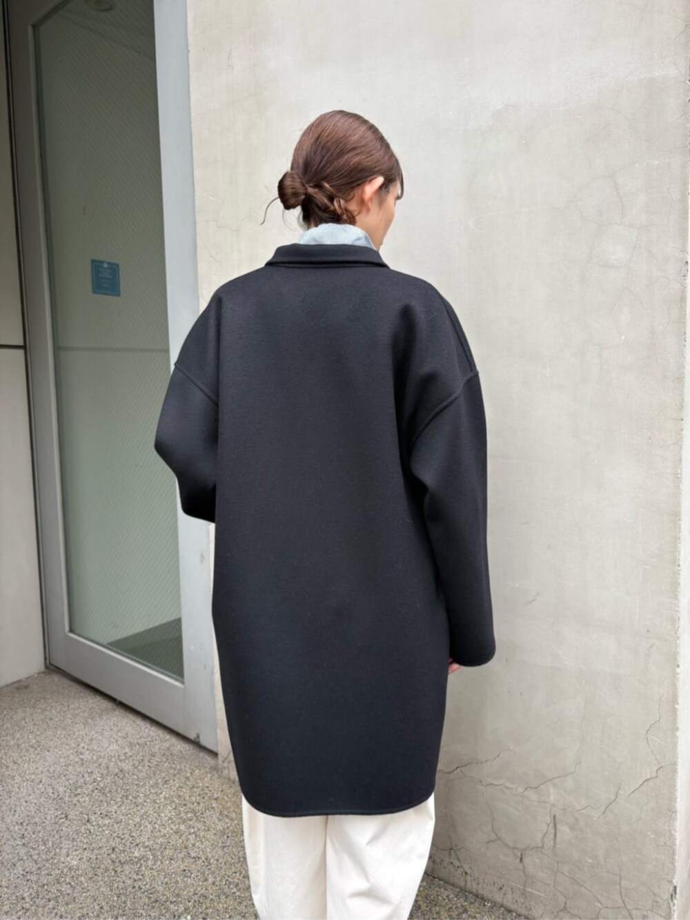 グレー系のニット/セーター、ブルー系のシャツ/ブラウス、ホワイト系のその他パンツを着用したレディースの冬コーディネートの3枚目の写真