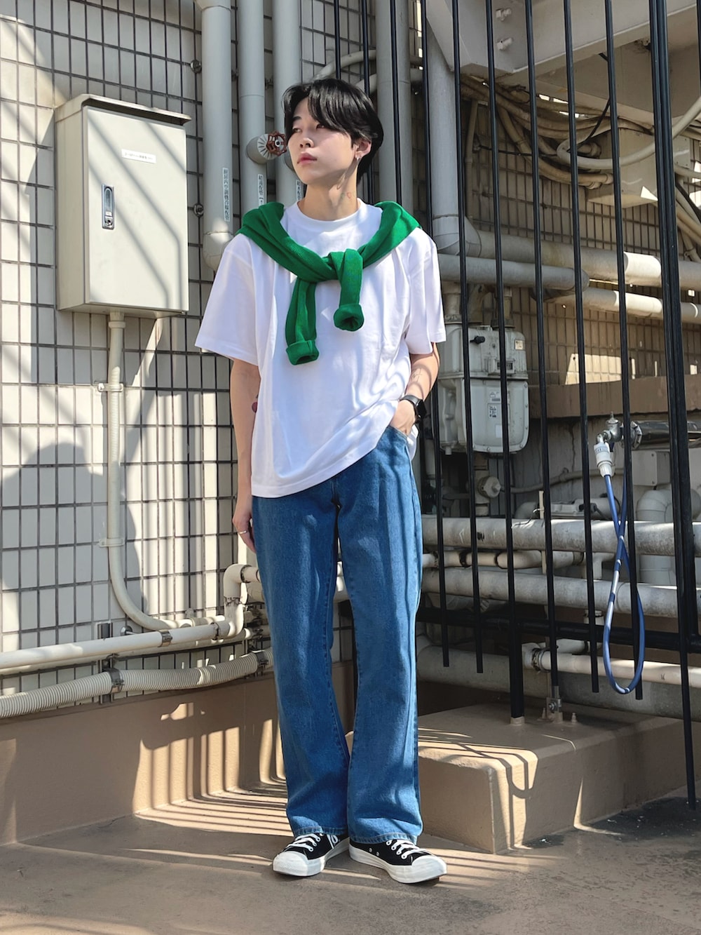「春のNewスタイル、休日スタイル、スニーカー、デニム、WEGO、プチプラ、カジュアルコーデ、肩掛け、無地T、白Tシャツ、オトナカジュアル」｜「THE STANDARDのWEGO/ルーズフィットフレアパンツ（デニムパンツ、ブルー系）」を使った、r0i2k0i6さん（メンズ・178cm）の春コーディネートの2枚目の写真