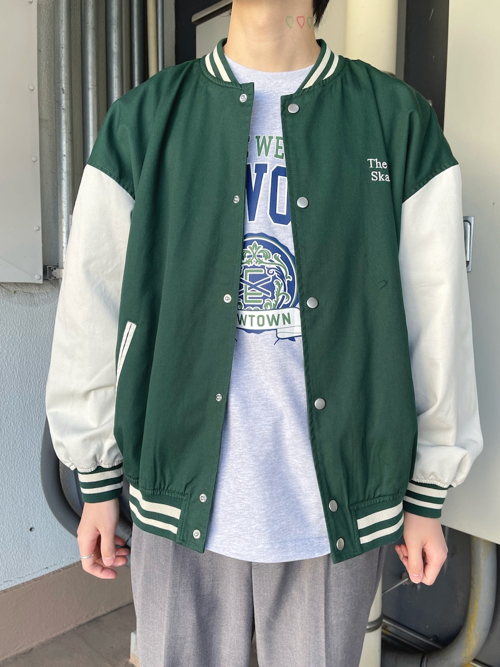 「大人カジュアル、WEGO、ootd、プチプラ、スタジャン、カレッジロゴ、スラックス、オトナカジュアル、春服コーデ、きれいめカジュアル、韓国ファッション、メガネ男子」｜「WEGOのWEGO/ワンポイント刺繍スタジャン（スタジャン、グリーン系）」を使った、r0i2k0i6さん（メンズ・178cm）の春コーディネートの3枚目の写真