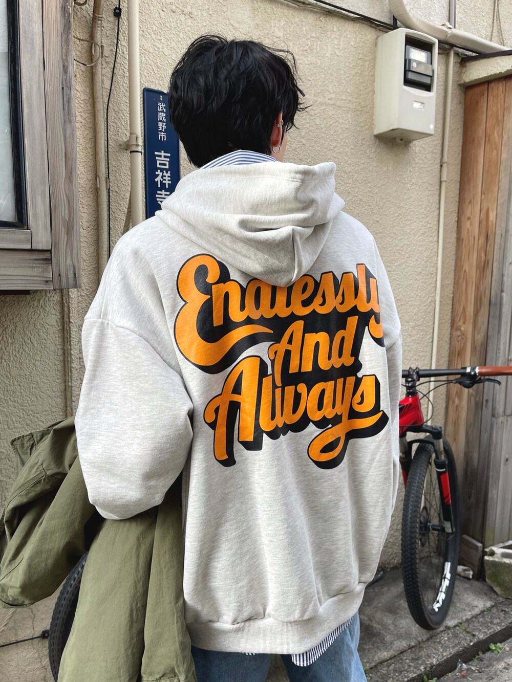 「シンプルコーデ、スニーカー、モッズコート、ストライプシャツ、レイヤードスタイル、シャツスタイル、WEGO、プチプラ、ootd、オトナカジュアル、ビッグシルエット、きれいめカジュアル、デニムパンツ、春コーデ、デニム」｜「THE STANDARDのWEGO/【24年春夏新作】サイドスリットモッズコート（モッズコート、グリーン系）」を使った、r0i2k0i6さん（メンズ・178cm）の春コーディネートの4枚目の写真