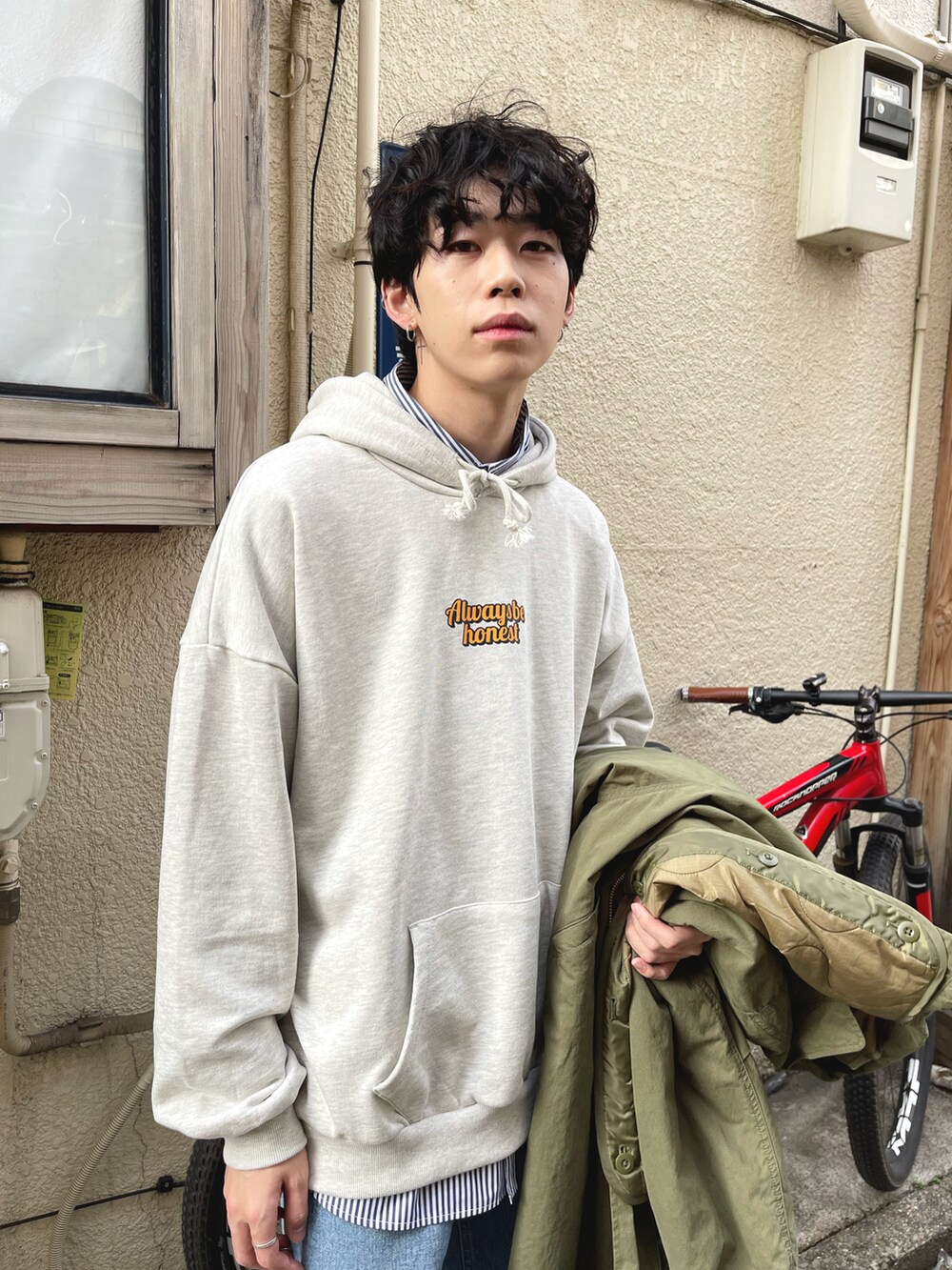 「シンプルコーデ、スニーカー、モッズコート、ストライプシャツ、レイヤードスタイル、シャツスタイル、WEGO、プチプラ、ootd、オトナカジュアル、ビッグシルエット、きれいめカジュアル、デニムパンツ、春コーデ、デニム」｜「THE STANDARDのWEGO/【24年春夏新作】サイドスリットモッズコート（モッズコート、グリーン系）」を使った、r0i2k0i6さん（メンズ・178cm）の春コーディネートの3枚目の写真