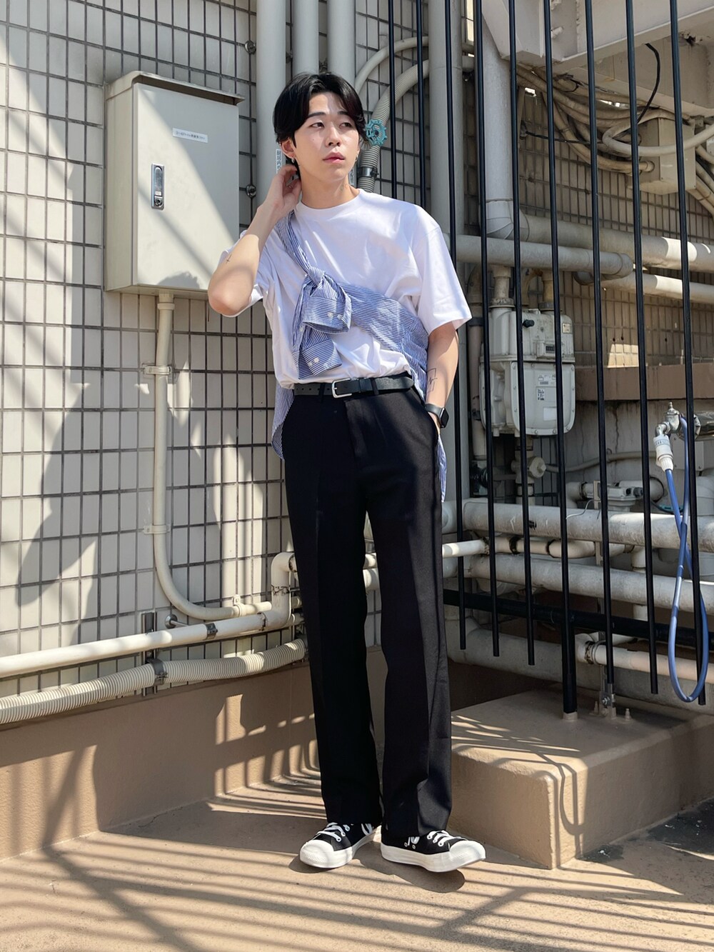 「春のNewスタイル、カジュアルコーデ、無地T、白Tシャツ、シャツスタイル、ストライプシャツ、たすき掛け、スラックス、休日スタイル、シンプルスタイル、きれいめカジュアル、モノトーン、WEGO、プチプラ」｜「WEGOのWEGO/セミフレアスラックス（スラックス、ブラック系）」を使った、r0i2k0i6さん（メンズ・178cm）の春コーディネートの3枚目の写真