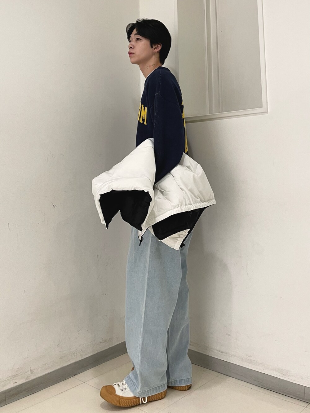 「春のNewスタイル、カジュアルコーデ、休日スタイル、デニムパンツ、ニット、ダウンベスト、WEGO、プチプラ、オーバーサイズ、シンプルスタイル、ストリート、ゆるコーデ、レイヤードスタイル、スニーカーコーデ、デニム」｜「THE STANDARDのWEGO/ルーズフィットフレアパンツ（デニムパンツ、ブルー系）」を使った、r0i2k0i6さん（メンズ・178cm）の春コーディネートの5枚目の写真