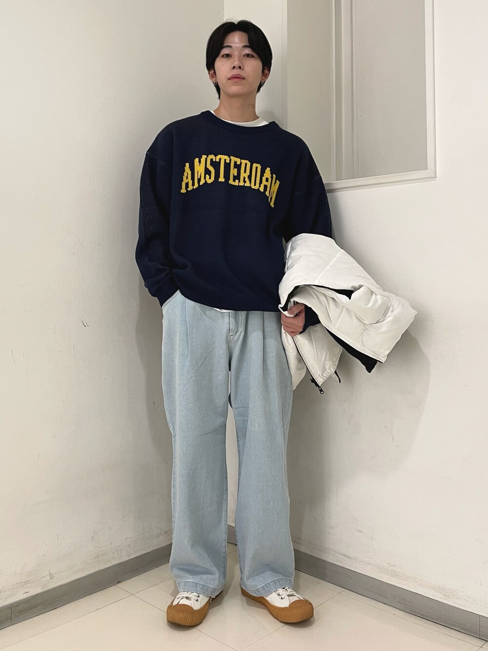 「春のNewスタイル、カジュアルコーデ、休日スタイル、デニムパンツ、ニット、ダウンベスト、WEGO、プチプラ、オーバーサイズ、シンプルスタイル、ストリート、ゆるコーデ、レイヤードスタイル、スニーカーコーデ、デニム」｜「THE STANDARDのWEGO/ルーズフィットフレアパンツ（デニムパンツ、ブルー系）」を使った、r0i2k0i6さん（メンズ・178cm）の春コーディネートの2枚目の写真