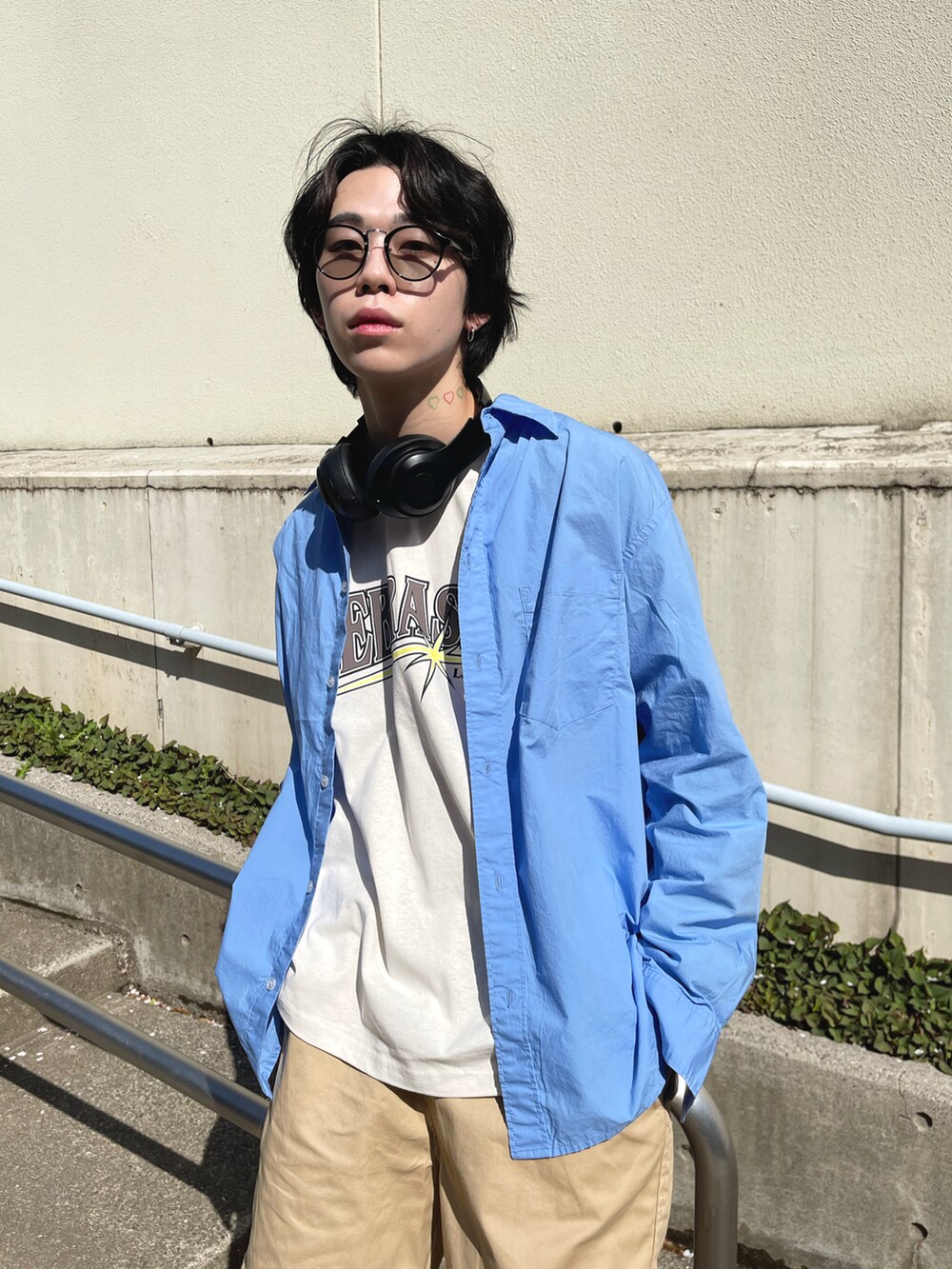 「春のNewスタイル、カジュアルコーデ、休日スタイル、WEGO、プチプラ、ootd、シャツスタイル、ショートパンツ、ハーフパンツ、チノパン、プリントT、サングラス、シンプルスタイル、スニーカーコーデ、メガネ男子」｜「WEGOのWEGO/チノイージーショーツ（チノパンツ、ベージュ系）」を使った、r0i2k0i6さん（メンズ・178cm）の春コーディネートの4枚目の写真