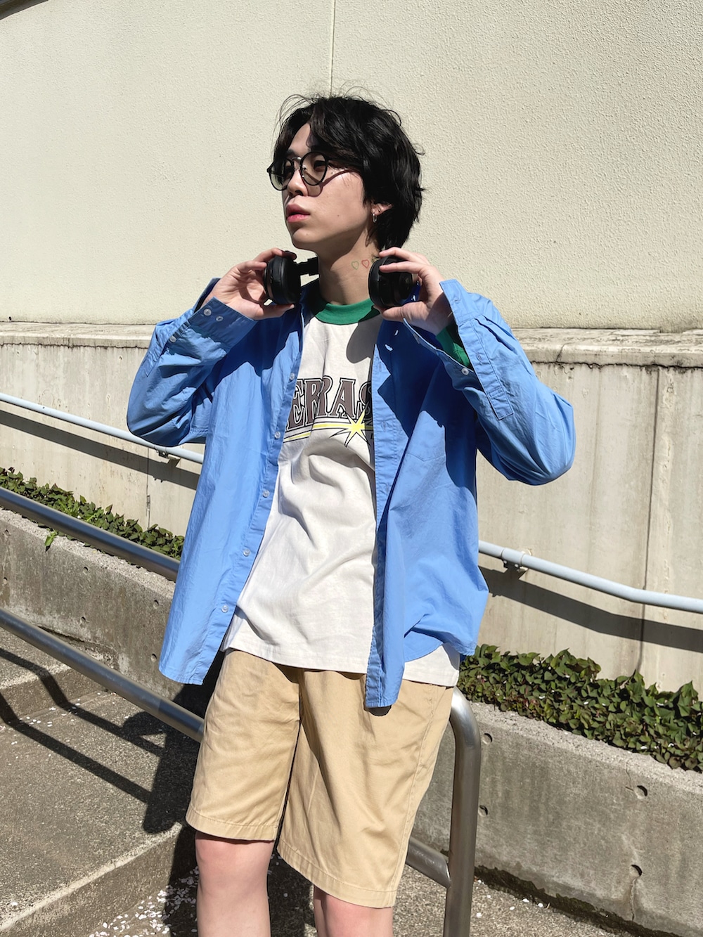 「春のNewスタイル、カジュアルコーデ、休日スタイル、WEGO、プチプラ、ootd、シャツスタイル、ショートパンツ、ハーフパンツ、チノパン、プリントT、サングラス、シンプルスタイル、スニーカーコーデ、メガネ男子」｜「WEGOのWEGO/チノイージーショーツ（チノパンツ、ベージュ系）」を使った、r0i2k0i6さん（メンズ・178cm）の春コーディネートの2枚目の写真