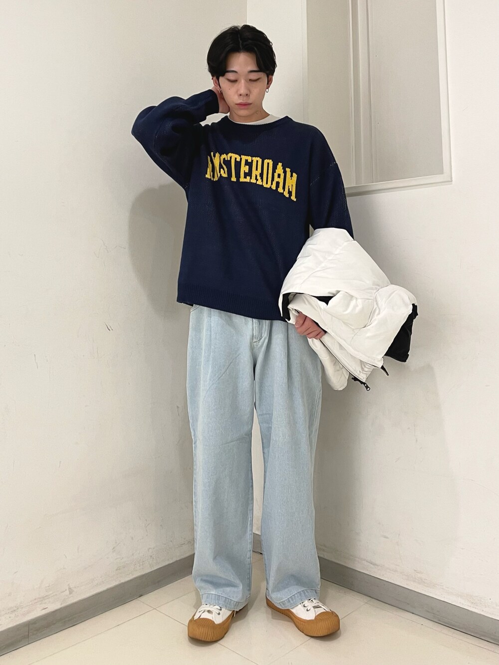 「春のNewスタイル、カジュアルコーデ、休日スタイル、デニムパンツ、ニット、ダウンベスト、WEGO、プチプラ、オーバーサイズ、シンプルスタイル、ストリート、ゆるコーデ、レイヤードスタイル、スニーカーコーデ、デニム」｜「THE STANDARDのWEGO/ルーズフィットフレアパンツ（デニムパンツ、ブルー系）」を使った、r0i2k0i6さん（メンズ・178cm）の春コーディネートの3枚目の写真
