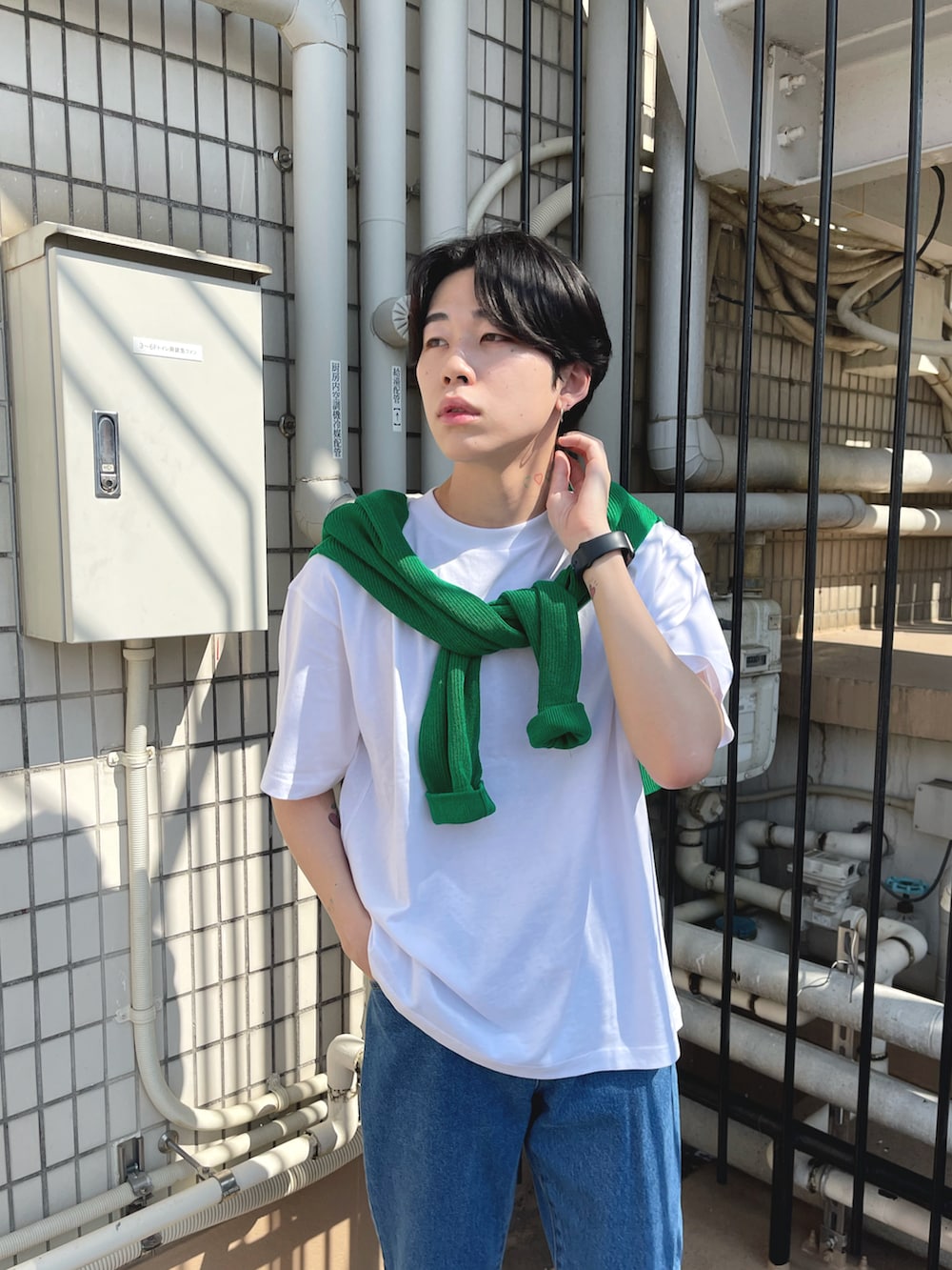 「春のNewスタイル、休日スタイル、スニーカー、デニム、WEGO、プチプラ、カジュアルコーデ、肩掛け、無地T、白Tシャツ、オトナカジュアル」｜「THE STANDARDのWEGO/ルーズフィットフレアパンツ（デニムパンツ、ブルー系）」を使った、r0i2k0i6さん（メンズ・178cm）の春コーディネートの4枚目の写真