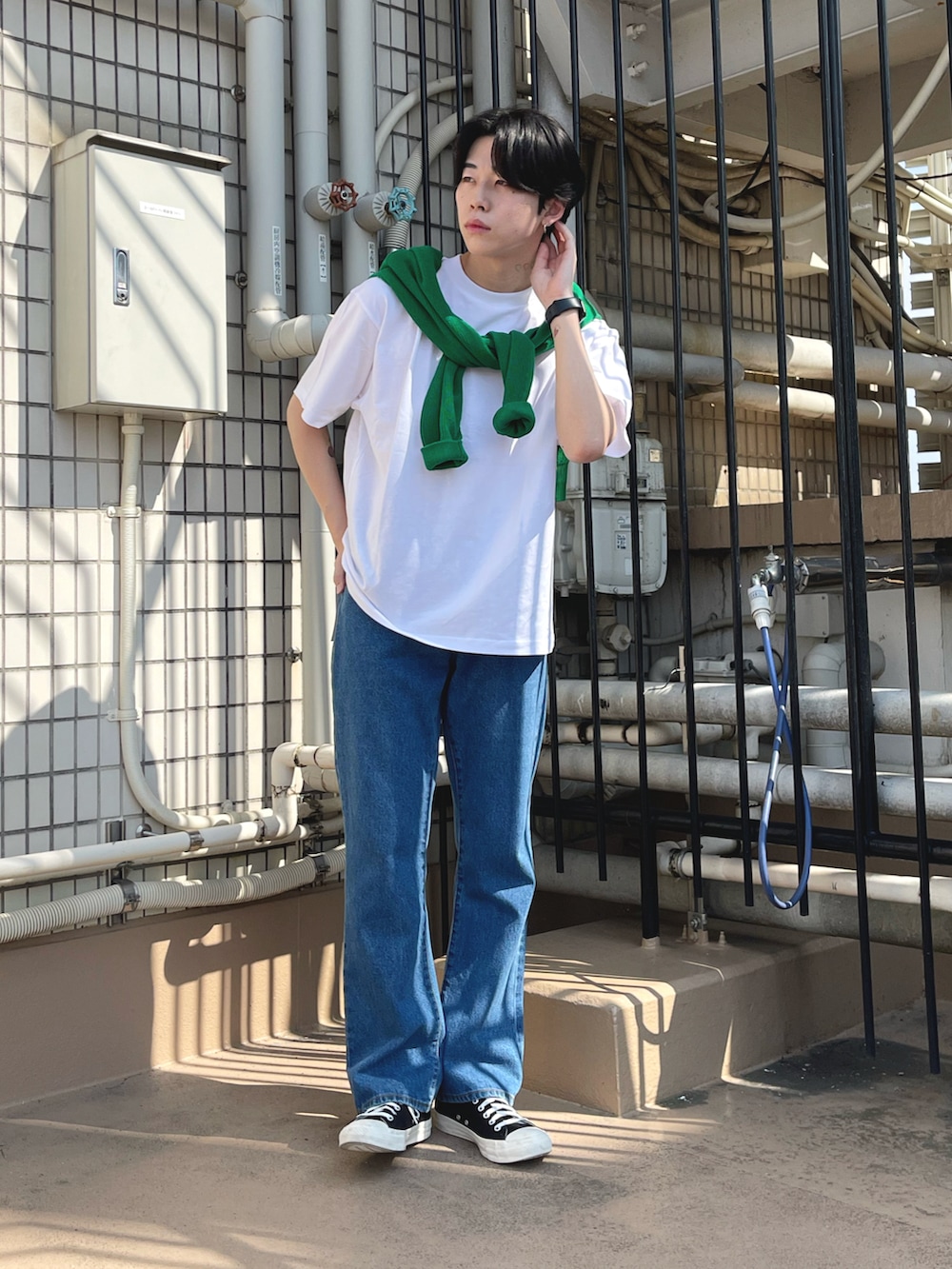 「春のNewスタイル、休日スタイル、スニーカー、デニム、WEGO、プチプラ、カジュアルコーデ、肩掛け、無地T、白Tシャツ、オトナカジュアル」｜「THE STANDARDのWEGO/ルーズフィットフレアパンツ（デニムパンツ、ブルー系）」を使った、r0i2k0i6さん（メンズ・178cm）の春コーディネートの3枚目の写真