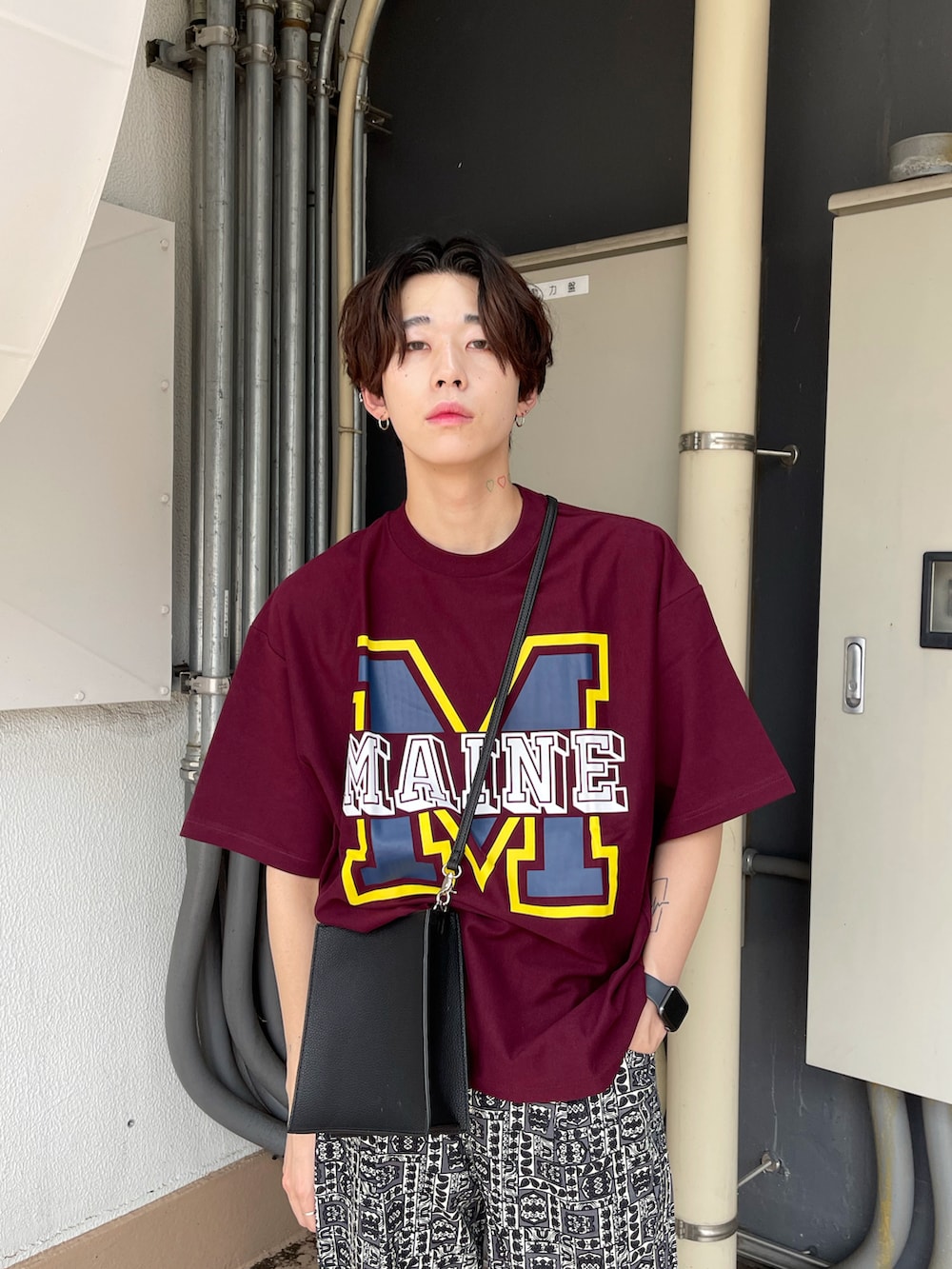 「休日スタイル、シンプル、カジュアルコーデ、柄パンツ、カジュアル、WEGO、プチプラ、ootd、プリントT、Tシャツ、大人コーデ、キレイめ、きれいめカジュアル、ローファー」｜「WEGOの■■■WEGO/3ホールシューズ■■■（ドレスシューズ、ブラック系）」を使った、r0i2k0i6さん（メンズ・178cm）の春コーディネートの2枚目の写真