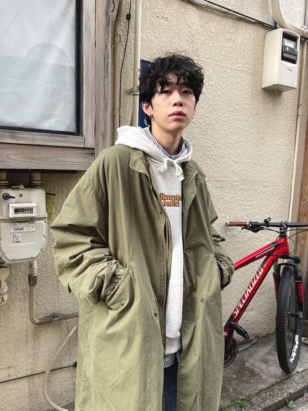 「シンプルコーデ、スニーカー、モッズコート、ストライプシャツ、レイヤードスタイル、シャツスタイル、WEGO、プチプラ、ootd、オトナカジュアル、ビッグシルエット、きれいめカジュアル、デニムパンツ、春コーデ、デニム」｜「THE STANDARDのWEGO/【24年春夏新作】サイドスリットモッズコート（モッズコート、グリーン系）」を使った、r0i2k0i6さん（メンズ・178cm）の春コーディネートの2枚目の写真