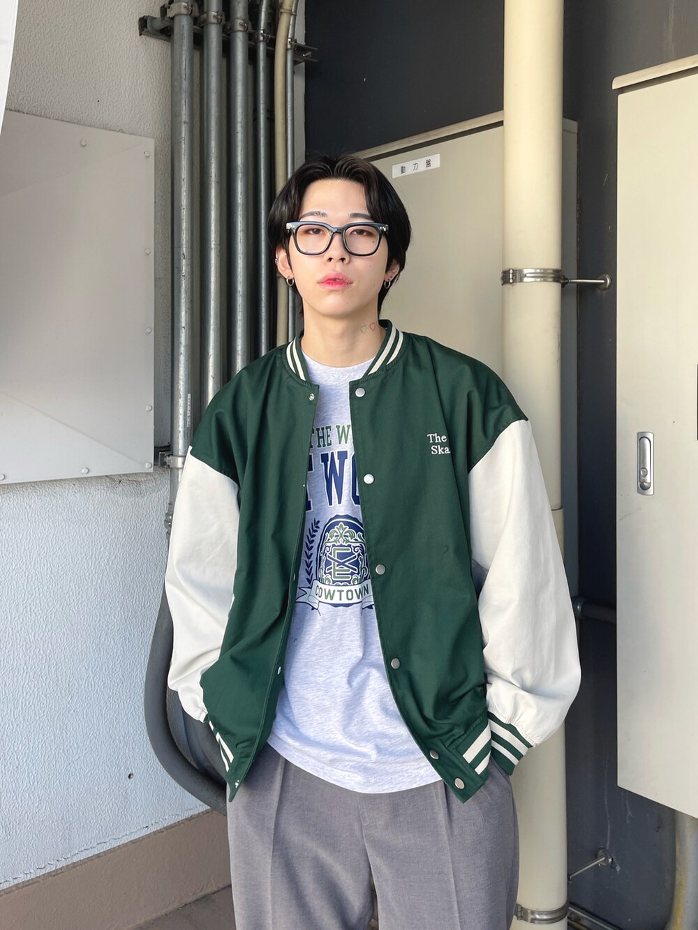 「大人カジュアル、WEGO、ootd、プチプラ、スタジャン、カレッジロゴ、スラックス、オトナカジュアル、春服コーデ、きれいめカジュアル、韓国ファッション、メガネ男子」｜「WEGOのWEGO/ワンポイント刺繍スタジャン（スタジャン、グリーン系）」を使った、r0i2k0i6さん（メンズ・178cm）の春コーディネートの2枚目の写真