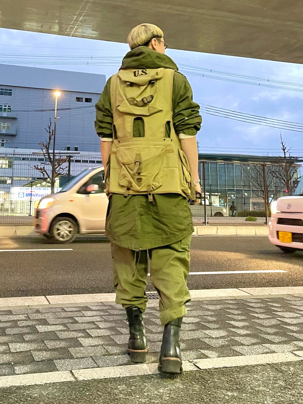 「ミリタリー、M-51、ファッションを楽しもう、ベスト、カーゴパンツ、ミリタリーコーデ、vintage」｜「VINTAGEのアイテム（カーゴパンツ、グリーン系）」を使った、YUNさん（メンズ・180cm）の春コーディネートの2枚目の写真