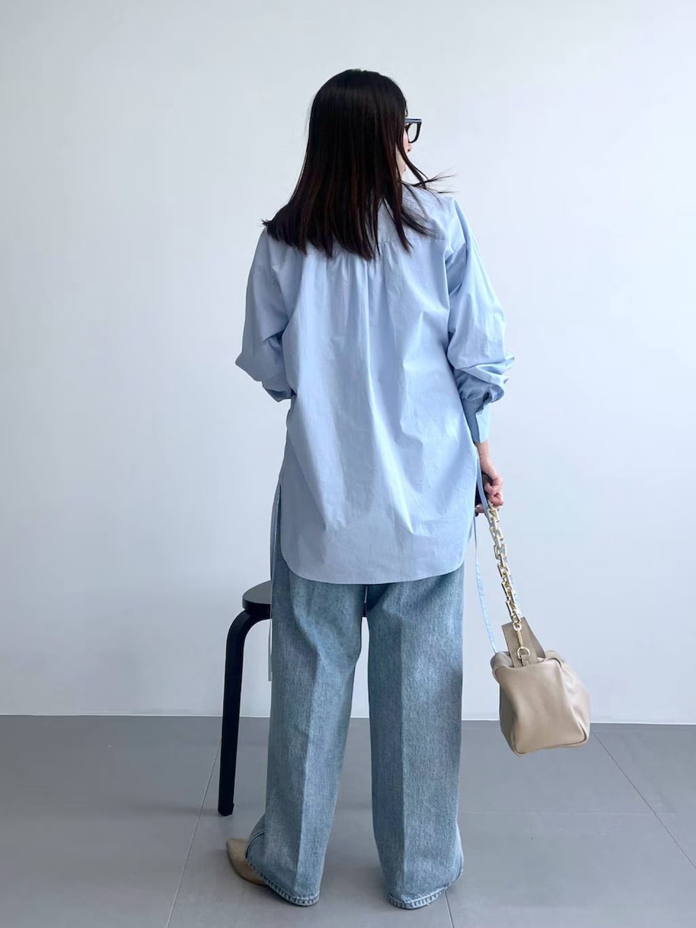 ブルー系のシャツ/ブラウス、ホワイト系のTシャツ/カットソー、ブルー系のデニムパンツを着用したレディースの春コーディネートの3枚目の写真