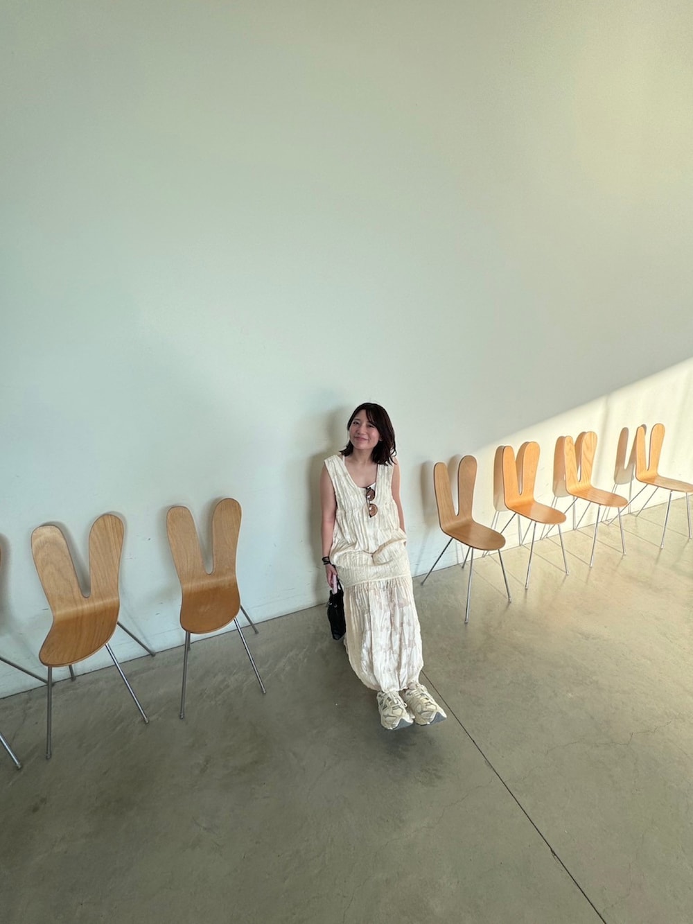 「低身長、低身長コーデ、夏コーデ、美術館コーデ、お出かけコーデ、デートコーデ、旅行、ぽっちゃりコーデ」｜「Kastaneの【低身長向けサイズあり】シアージャガードレースノースリワンピース（ワンピース、ホワイト系）」を使った、ujnacocoさん（レディース・148cm）の夏コーディネートの2枚目の写真