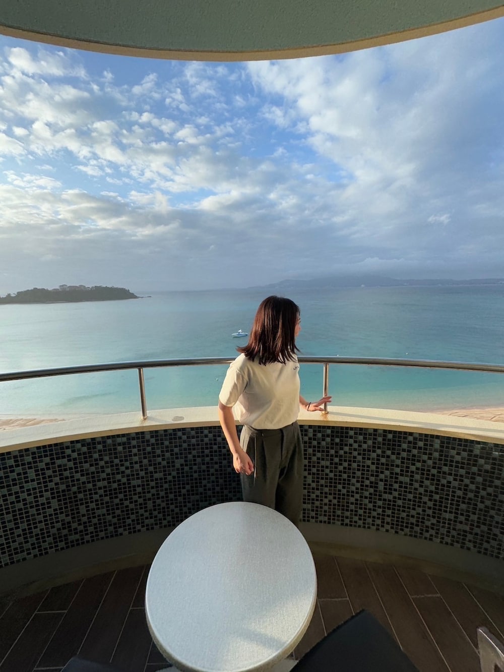 ホワイト系のTシャツ/カットソー、グレー系のスラックス、ホワイト系のスニーカーを着用したレディースの春コーディネートの2枚目の写真