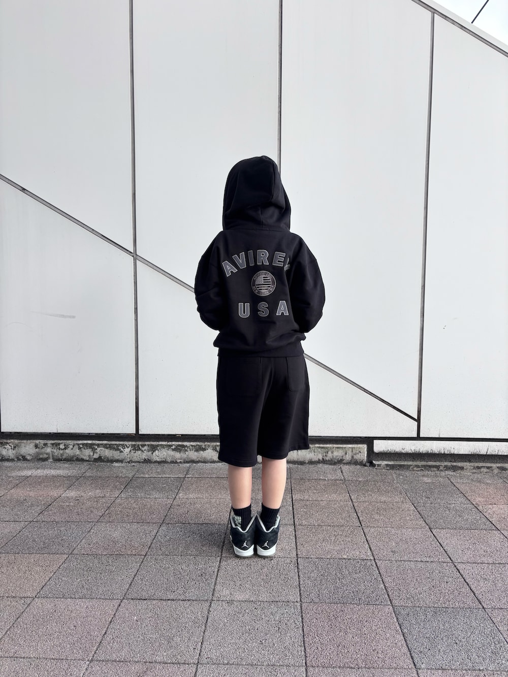 ブラック系のパーカー、ブラック系のスウェットパンツ、その他のキャップを着用したレディースの春コーディネートの2枚目の写真