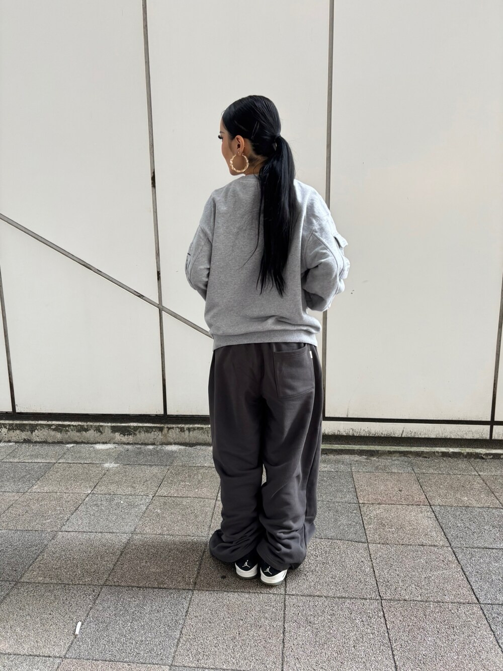 その他のスウェット、グレー系のスウェットパンツを着用したレディースの秋コーディネートの2枚目の写真