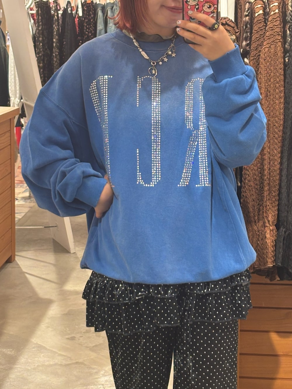 ブルー系のTシャツ/カットソー、ブラック系のその他パンツ、ブラック系のチュニックを着用したレディースの秋コーディネートの2枚目の写真