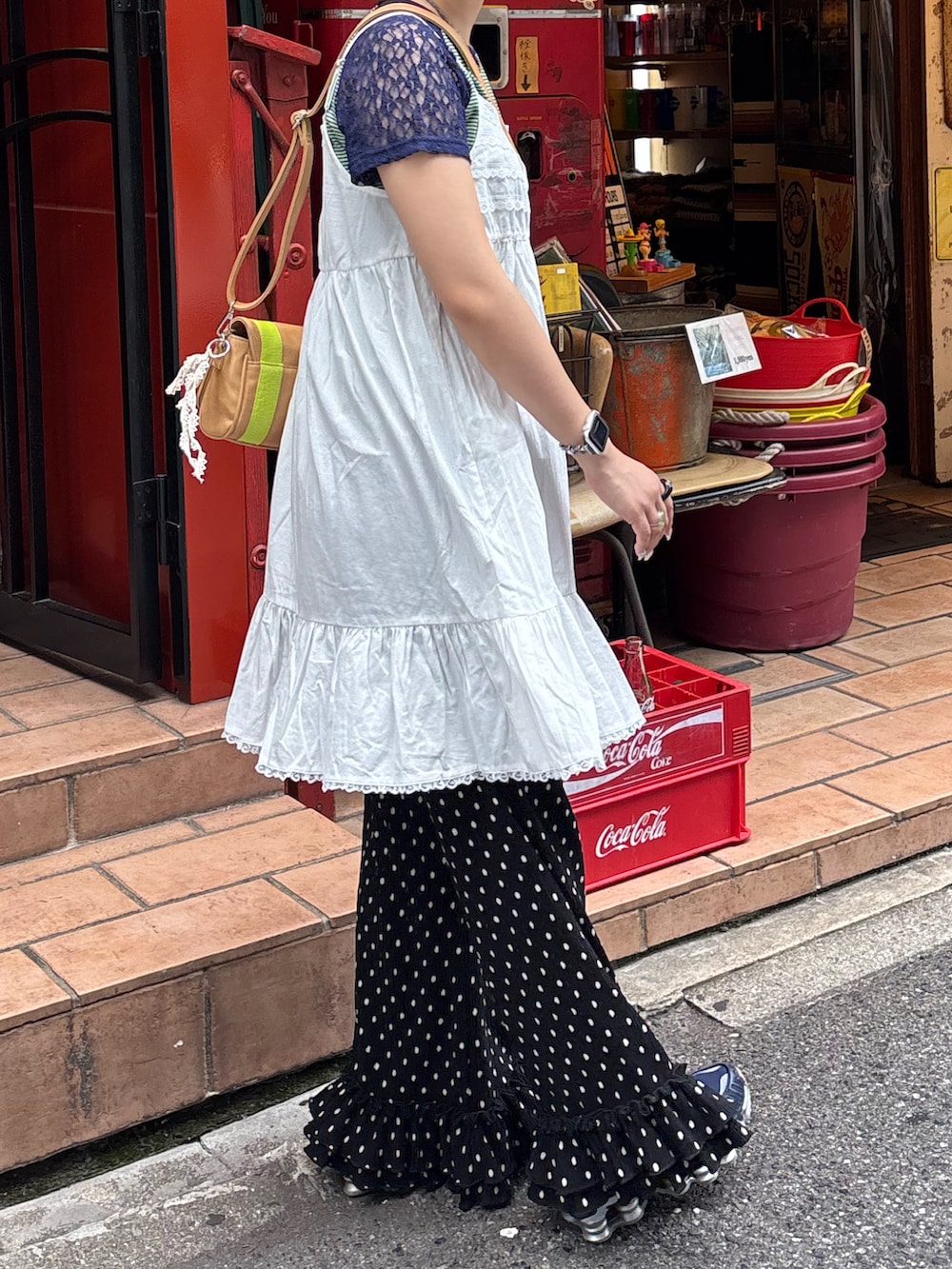 ホワイト系のチュニック、ブルー系のTシャツ/カットソー、ブラック系のその他パンツを着用したレディースの夏コーディネートの2枚目の写真