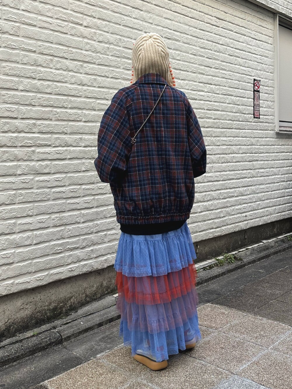 ブルー系のブルゾン、ブルー系のスカート、ホワイト系のハットを着用したレディースの秋コーディネートの2枚目の写真