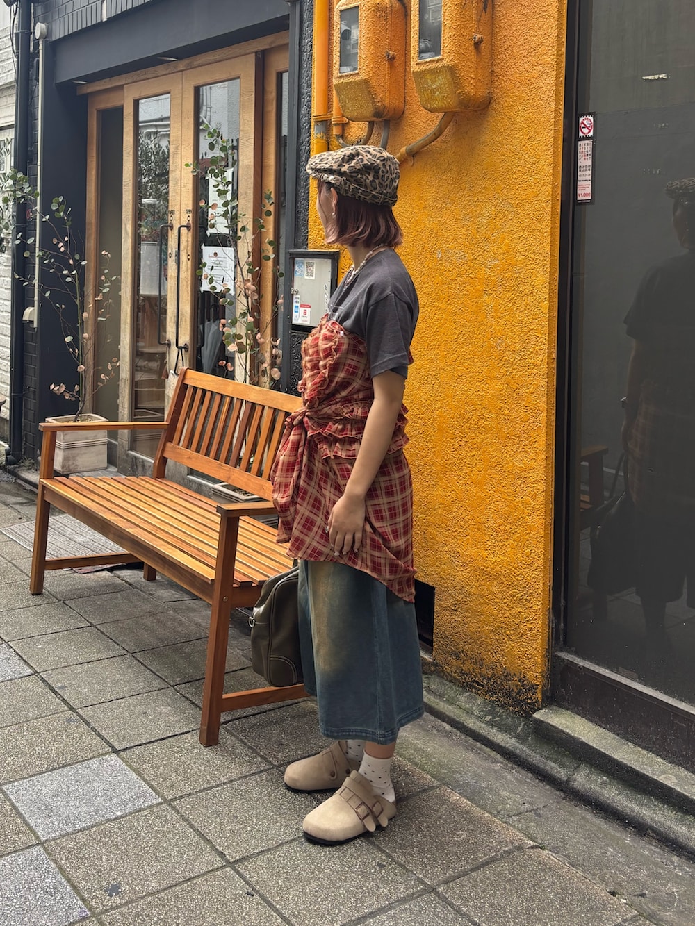 グレー系のTシャツ/カットソー、ブルー系のシャツ/ブラウス、ブラウン系のショルダーバッグを着用したレディースの夏コーディネートの2枚目の写真