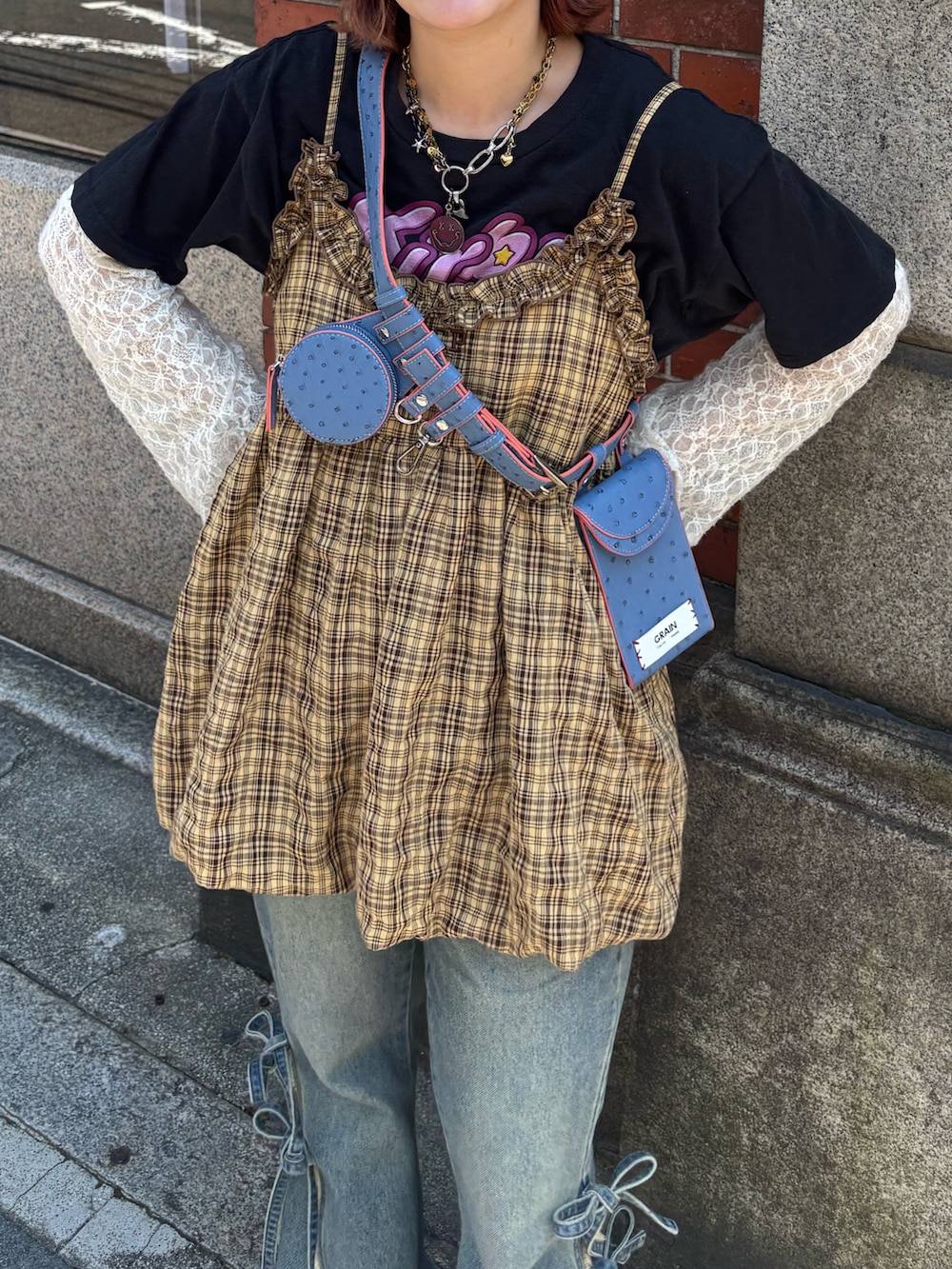 イエロー系のキャミソール、ベージュ系のデニムパンツ、ホワイト系のTシャツ/カットソーを着用したレディースの夏コーディネートの4枚目の写真