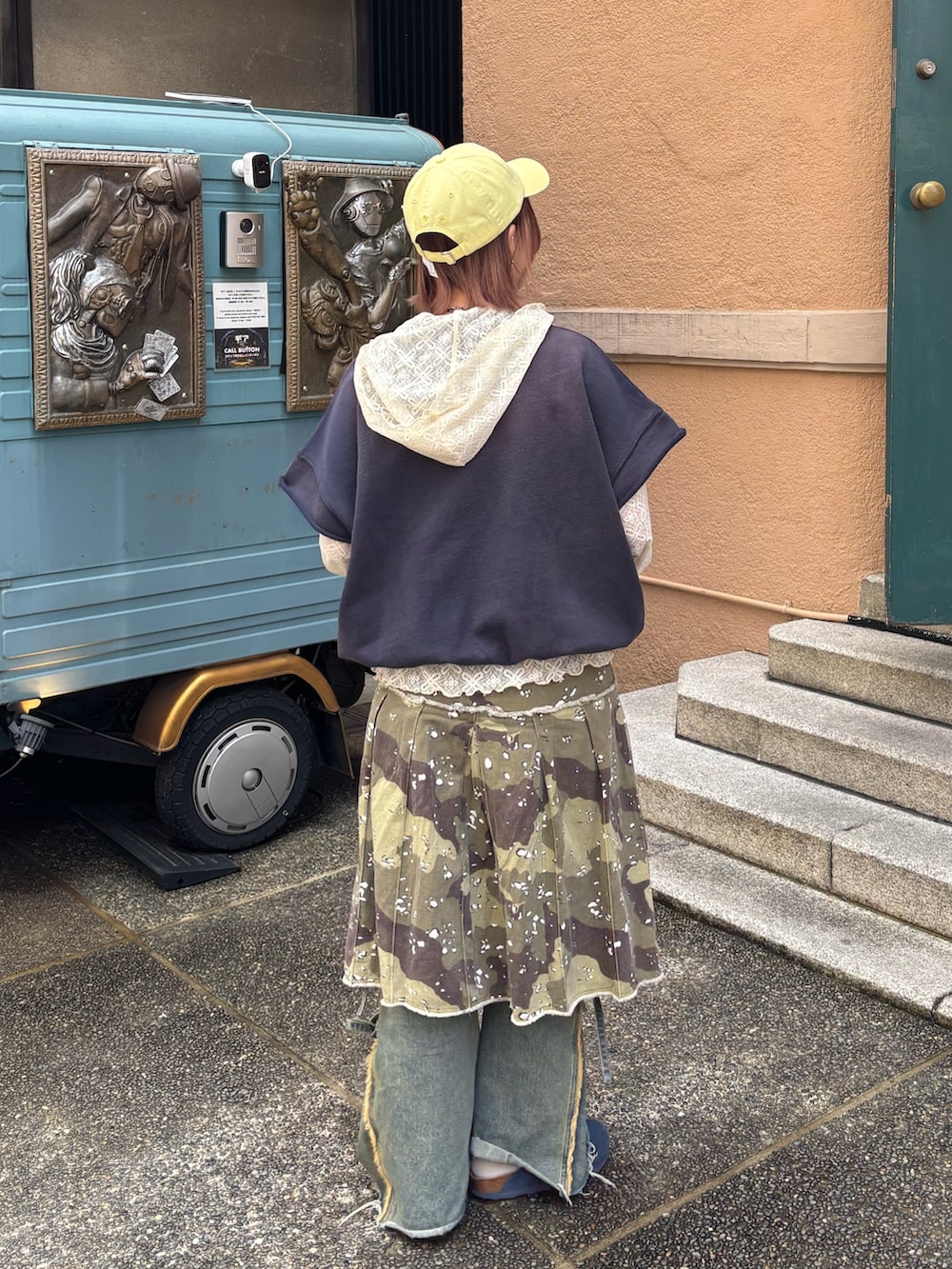 ブルー系のトップス、ベージュ系のスカート、ベージュ系のデニムパンツを着用したレディースの春コーディネートの2枚目の写真
