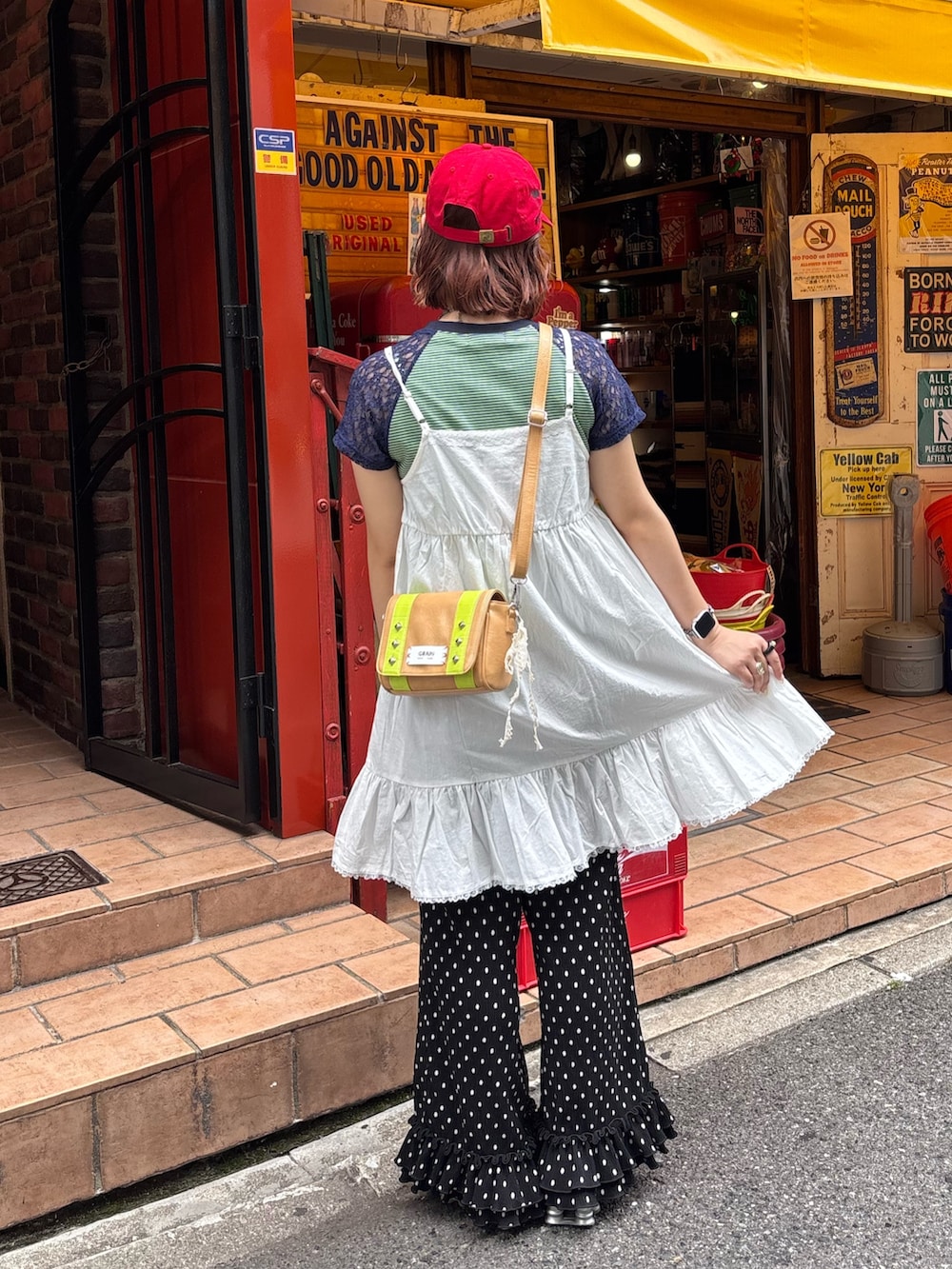 ホワイト系のチュニック、ブルー系のTシャツ/カットソー、ブラック系のその他パンツを着用したレディースの夏コーディネートの3枚目の写真