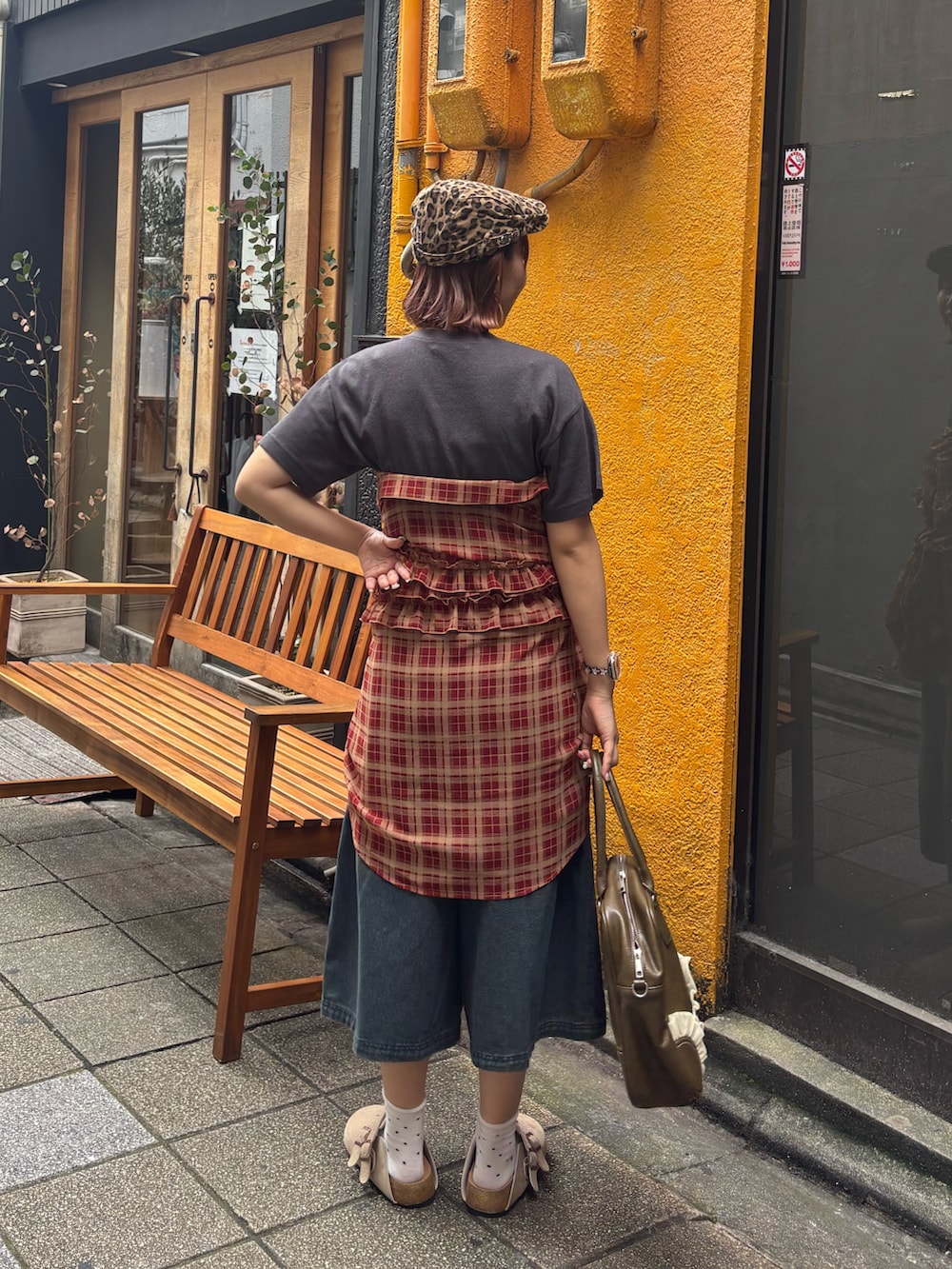 グレー系のTシャツ/カットソー、ブルー系のシャツ/ブラウス、ブラウン系のショルダーバッグを着用したレディースの夏コーディネートの3枚目の写真