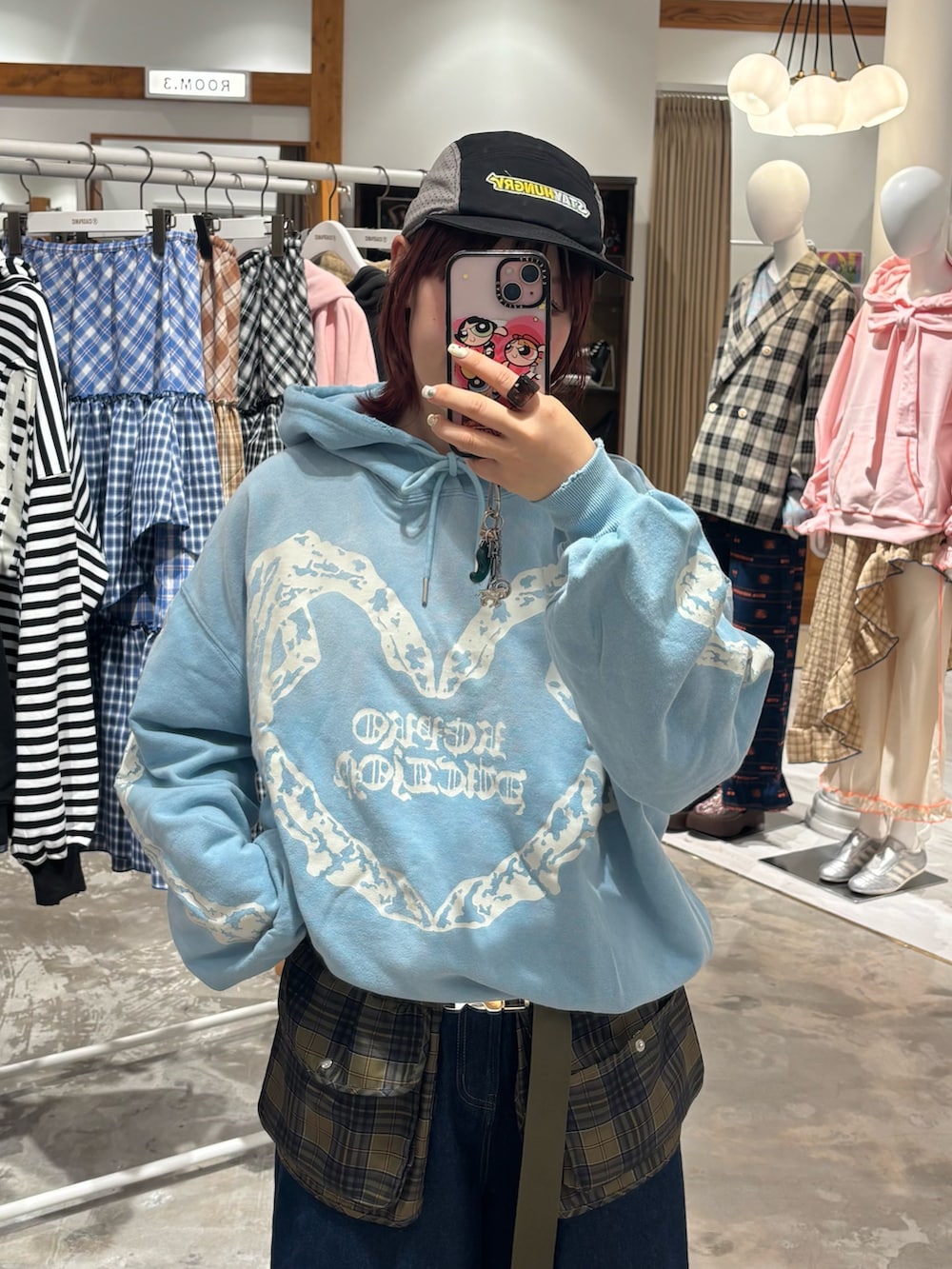 ブルー系のパーカー、ブルー系のデニムパンツを着用したレディースの春コーディネートの2枚目の写真