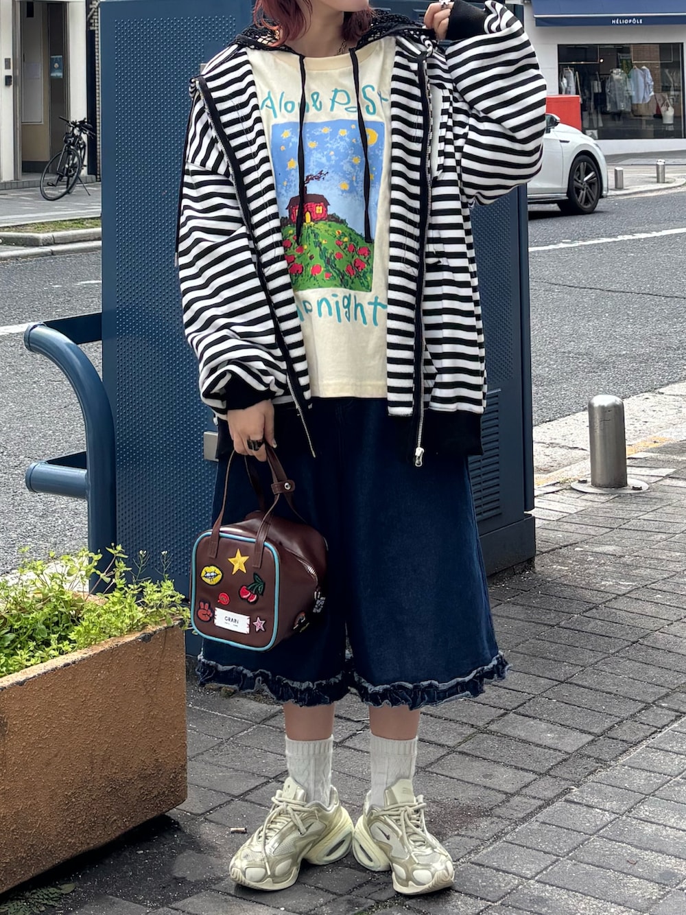 ブラック系のTシャツ/カットソー、グレー系のパーカー、ベージュ系のTシャツ/カットソーを着用したレディースの春コーディネートの2枚目の写真