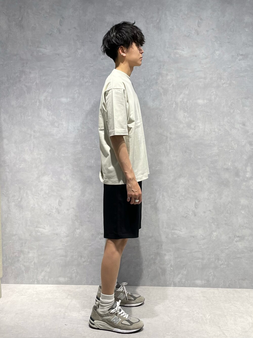ブラック系のその他パンツ、ホワイト系のTシャツ/カットソー、グレー系のスニーカーを着用したメンズの春コーディネートの2枚目の写真