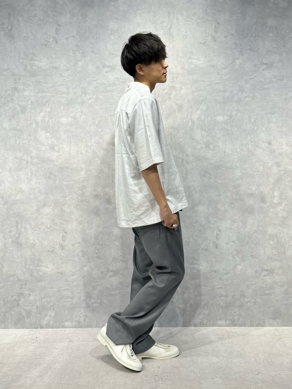 グレー系のスラックス、ホワイト系のシャツ/ブラウス、ブラック系のTシャツ/カットソーを着用したメンズの夏コーディネートの4枚目の写真