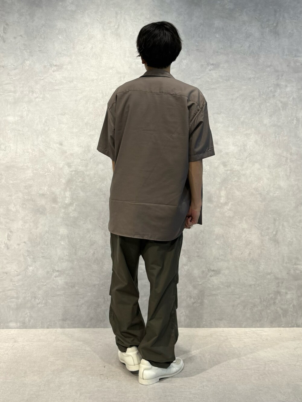 グリーン系のその他パンツ、ホワイト系のTシャツ/カットソー、グレー系のシャツ/ブラウスを着用したメンズの夏コーディネートの3枚目の写真