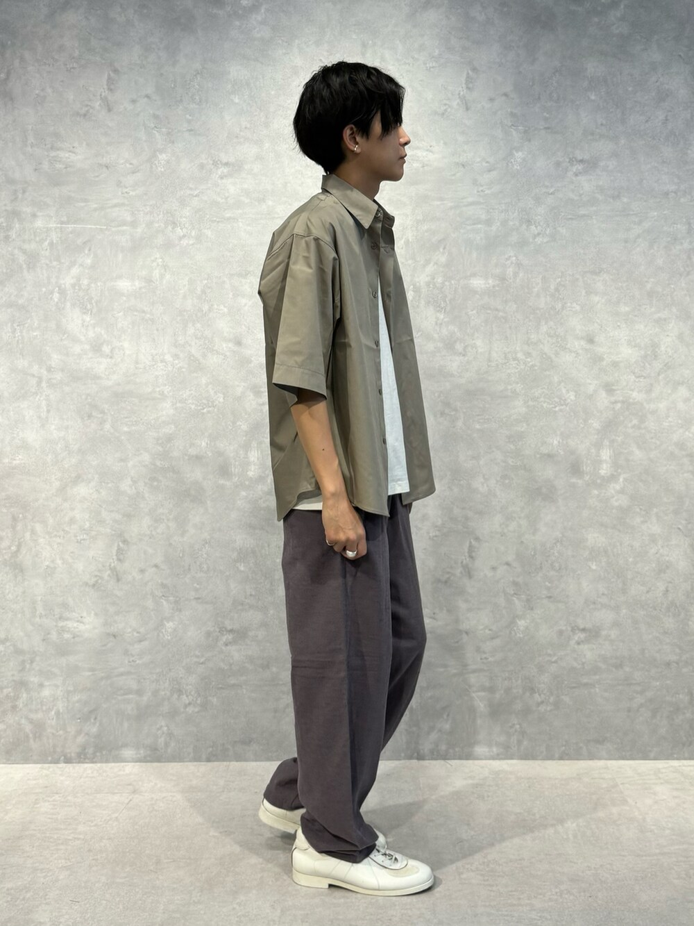 グレー系のシャツ/ブラウス、グレー系のその他パンツ、ホワイト系のTシャツ/カットソーを着用したメンズの夏コーディネートの2枚目の写真
