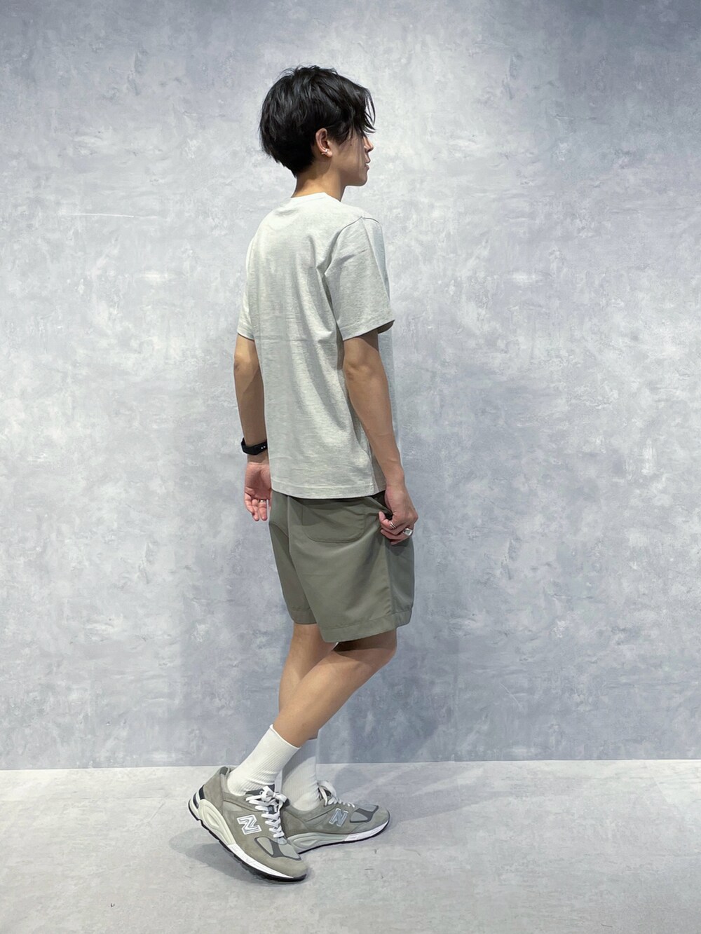 グリーン系のその他パンツ、その他のTシャツ/カットソー、ホワイト系のトートバッグを着用したメンズの夏コーディネートの3枚目の写真