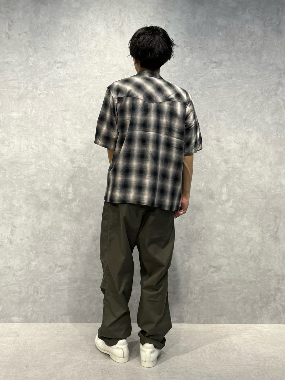 グリーン系のその他パンツ、ホワイト系のTシャツ/カットソー、ブラック系のシャツ/ブラウスを着用したメンズの夏コーディネートの3枚目の写真