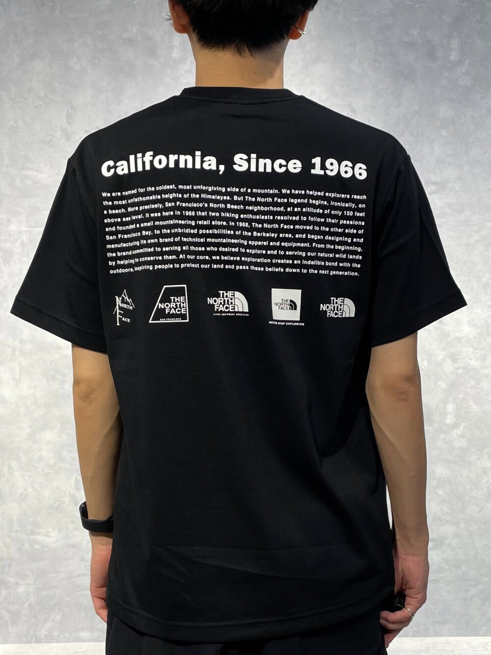 ブラック系のその他パンツ、ホワイト系のトートバッグを着用したメンズの夏コーディネートの5枚目の写真