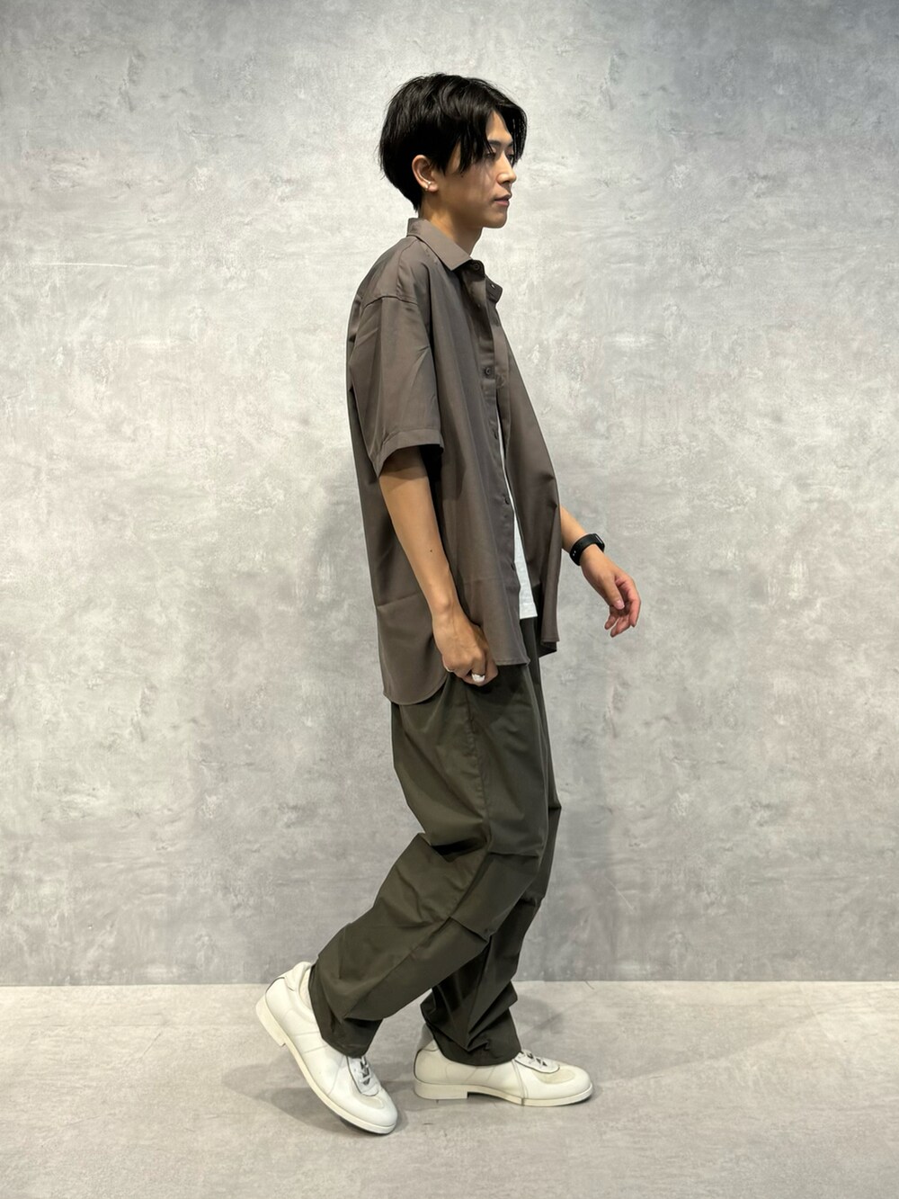 グリーン系のその他パンツ、ホワイト系のTシャツ/カットソー、グレー系のシャツ/ブラウスを着用したメンズの夏コーディネートの2枚目の写真