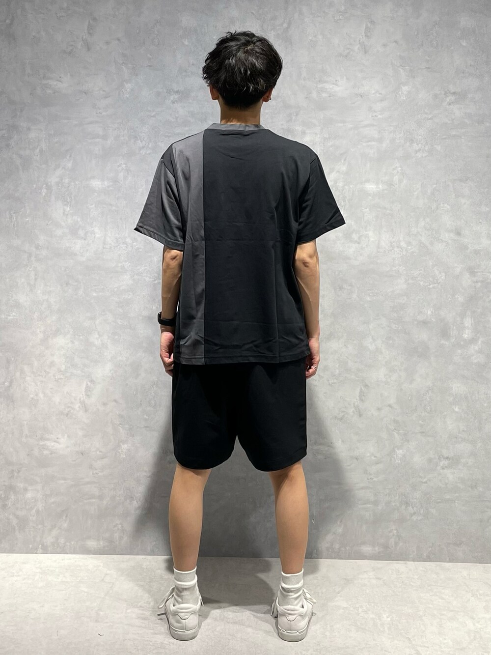 ブラック系のTシャツ/カットソー、ブラック系のその他パンツ、ホワイト系のスニーカーを着用したメンズの春コーディネートの3枚目の写真