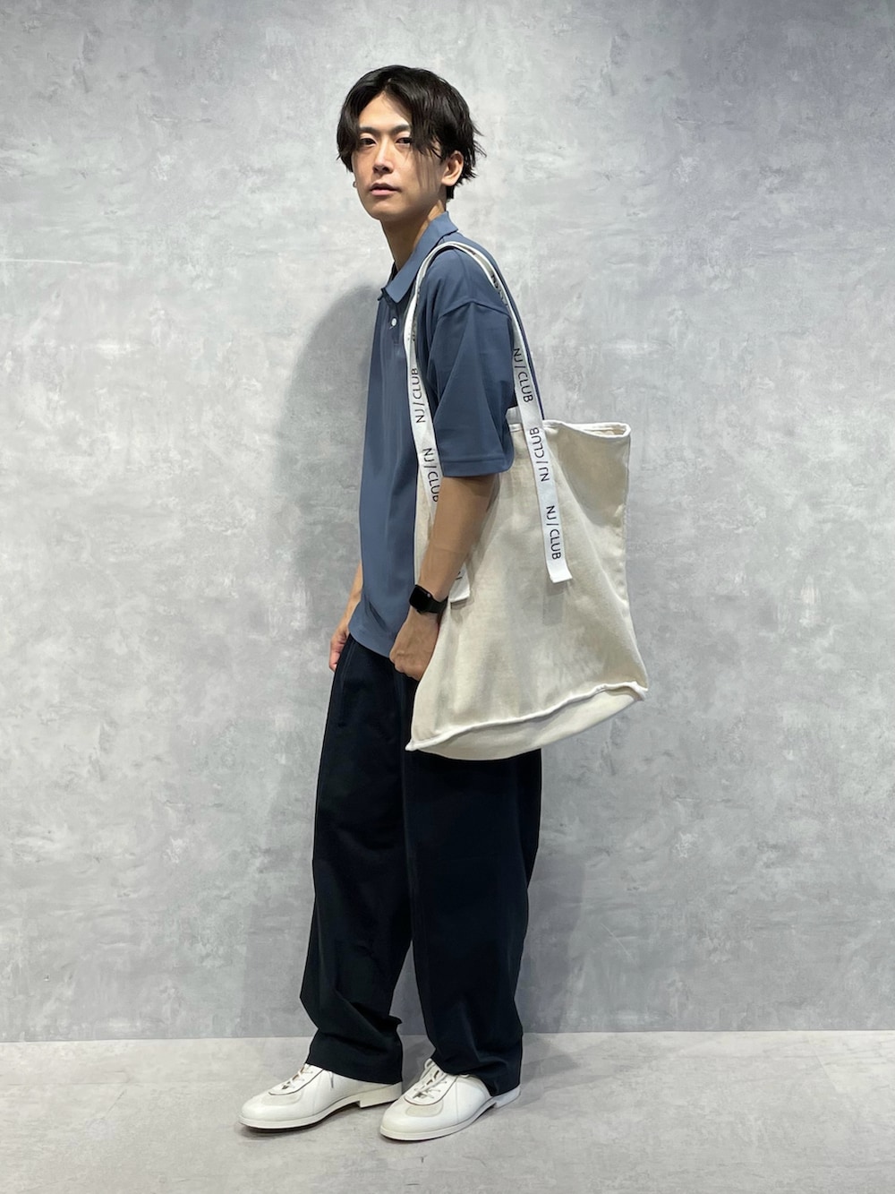 ブルー系のポロシャツ、ブルー系のその他パンツ、ホワイト系のトートバッグを着用したメンズの夏コーディネートの5枚目の写真