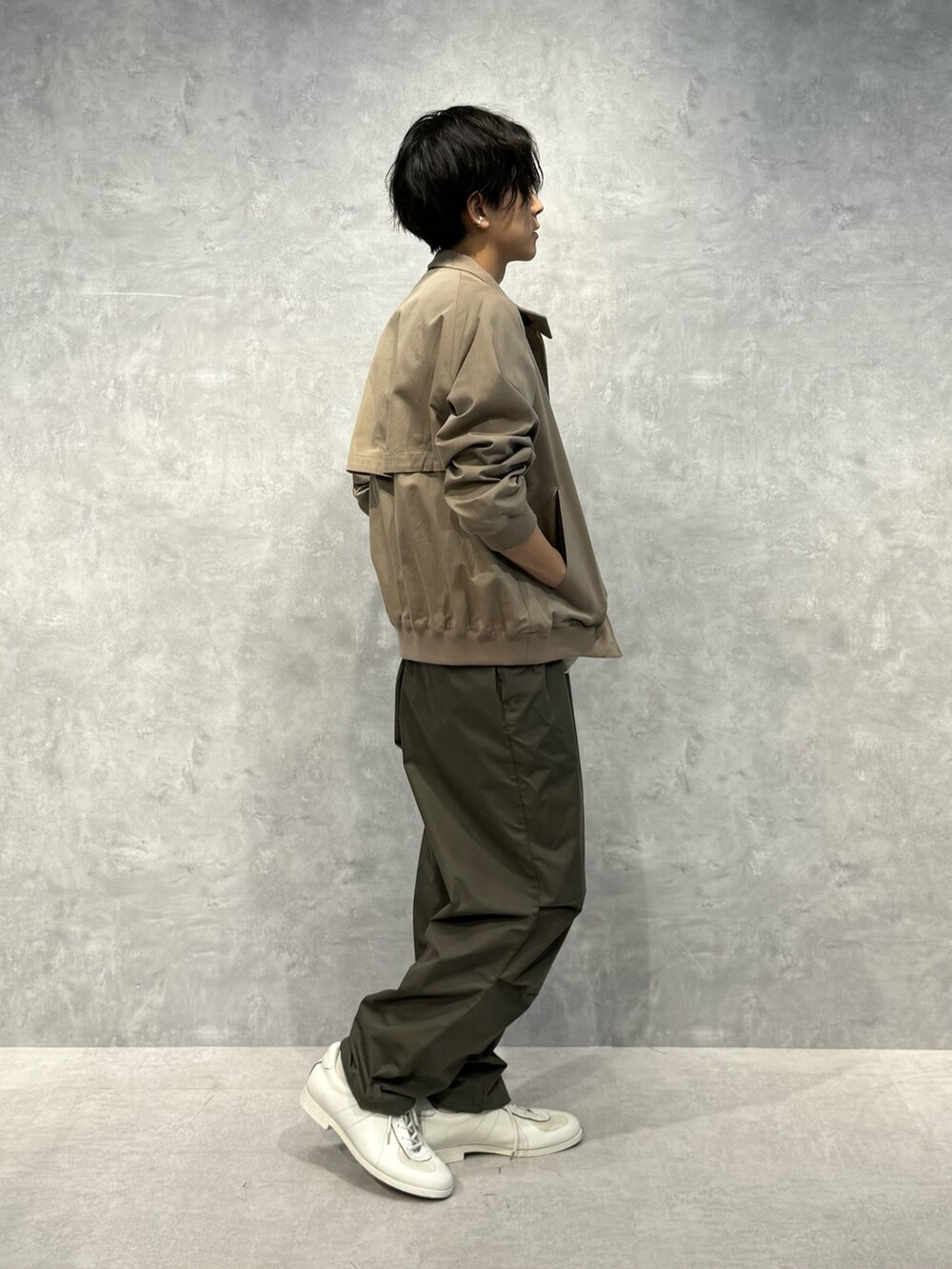 グリーン系のその他パンツ、ホワイト系のTシャツ/カットソーを着用したメンズの夏コーディネートの2枚目の写真