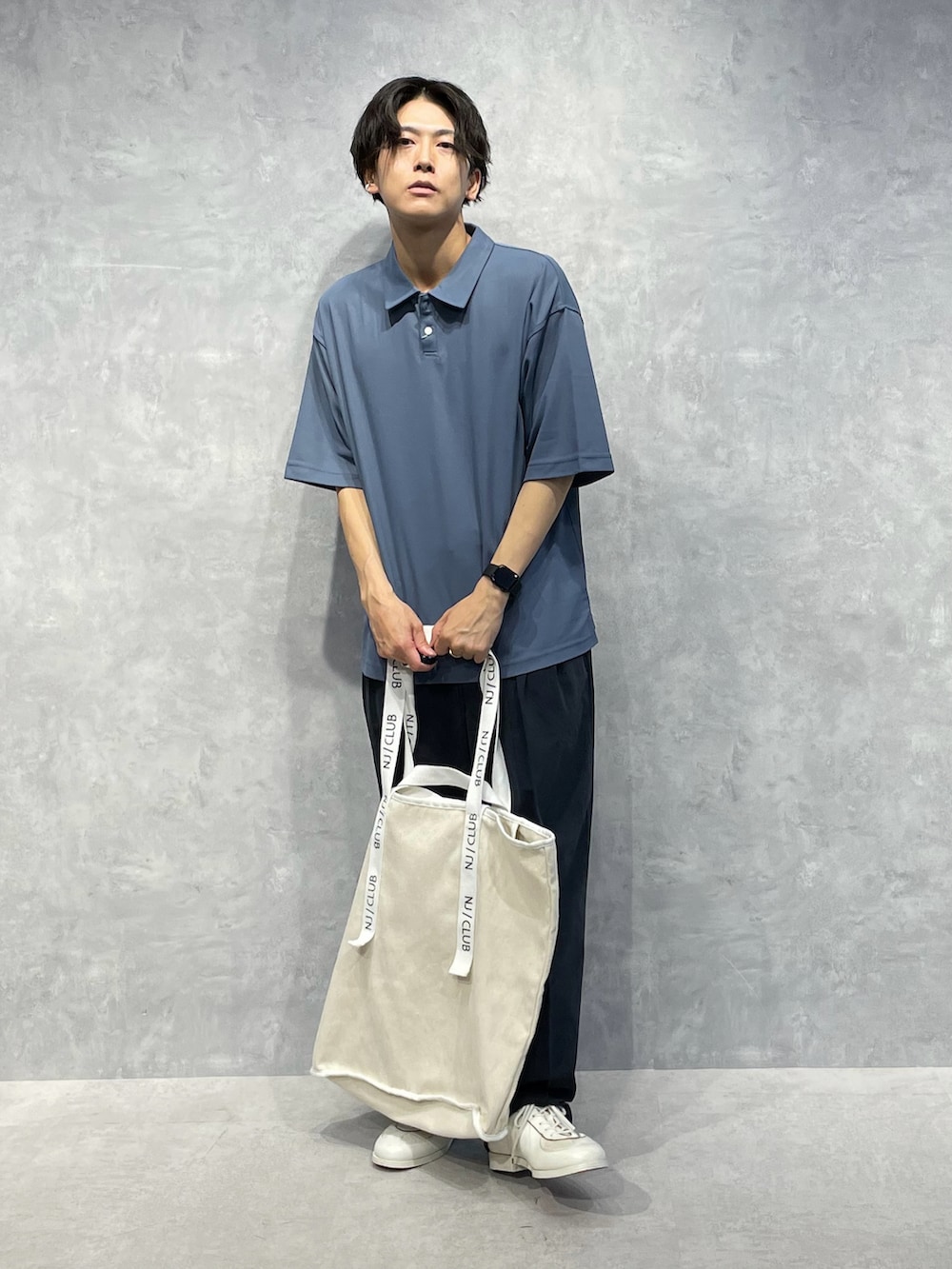 ブルー系のポロシャツ、ブルー系のその他パンツ、ホワイト系のトートバッグを着用したメンズの夏コーディネートの4枚目の写真