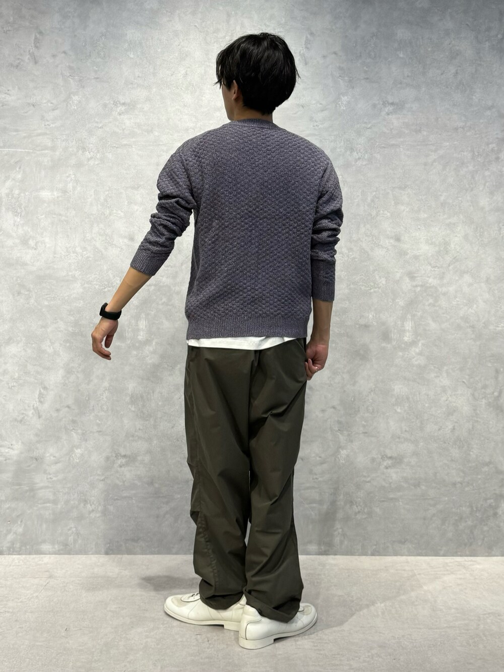 ブルー系のニット/セーター、グリーン系のその他パンツを着用したメンズの夏コーディネートの4枚目の写真