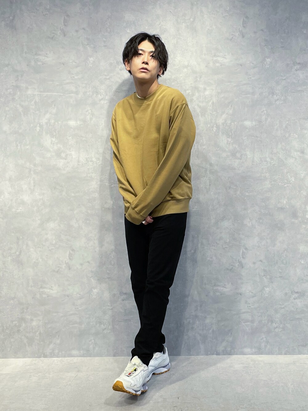 ホワイト系のトートバッグ、ベージュ系のスウェット、ブラック系のその他パンツを着用したメンズの夏コーディネートの2枚目の写真