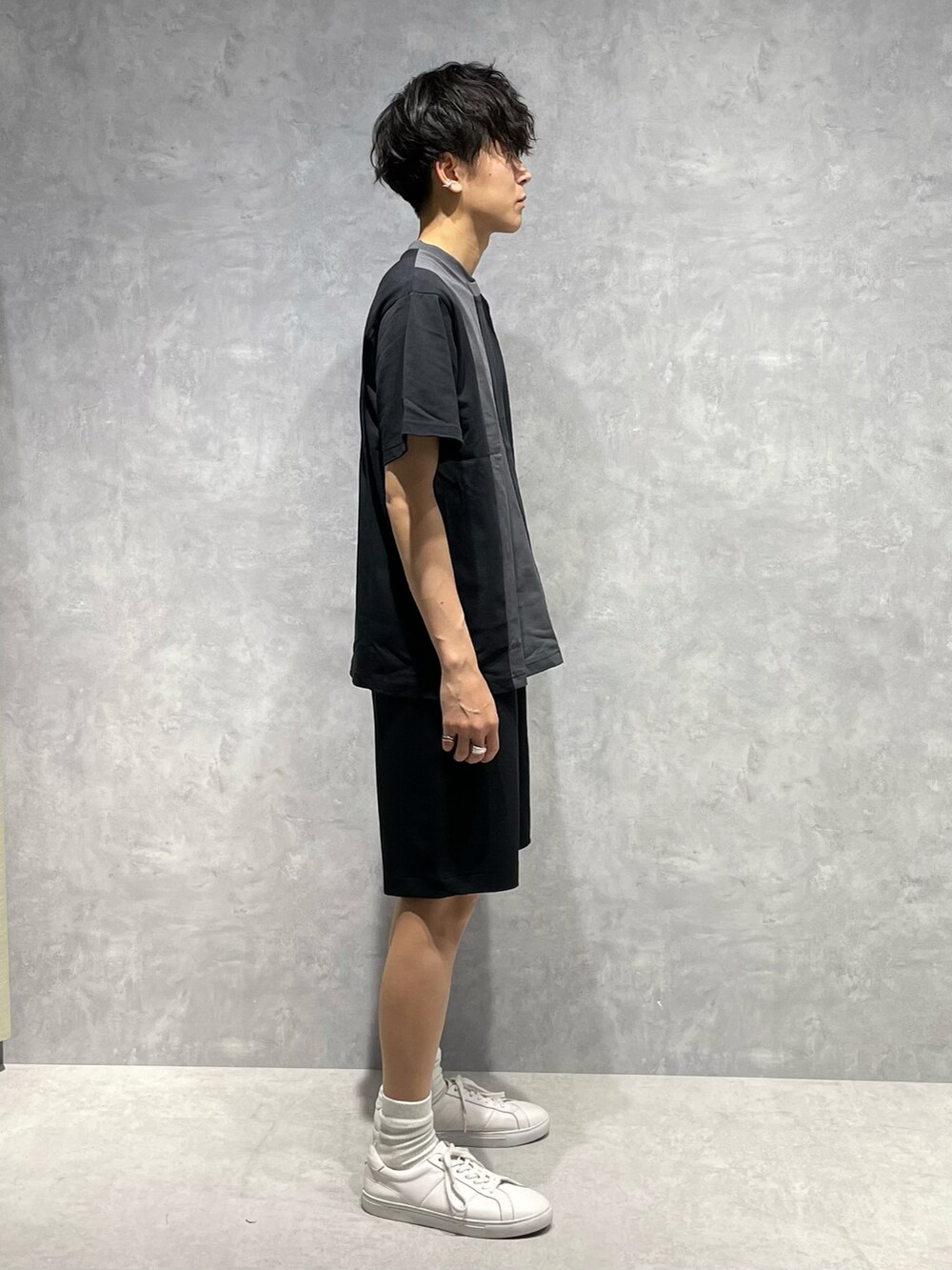 ブラック系のTシャツ/カットソー、ブラック系のその他パンツ、ホワイト系のスニーカーを着用したメンズの春コーディネートの2枚目の写真